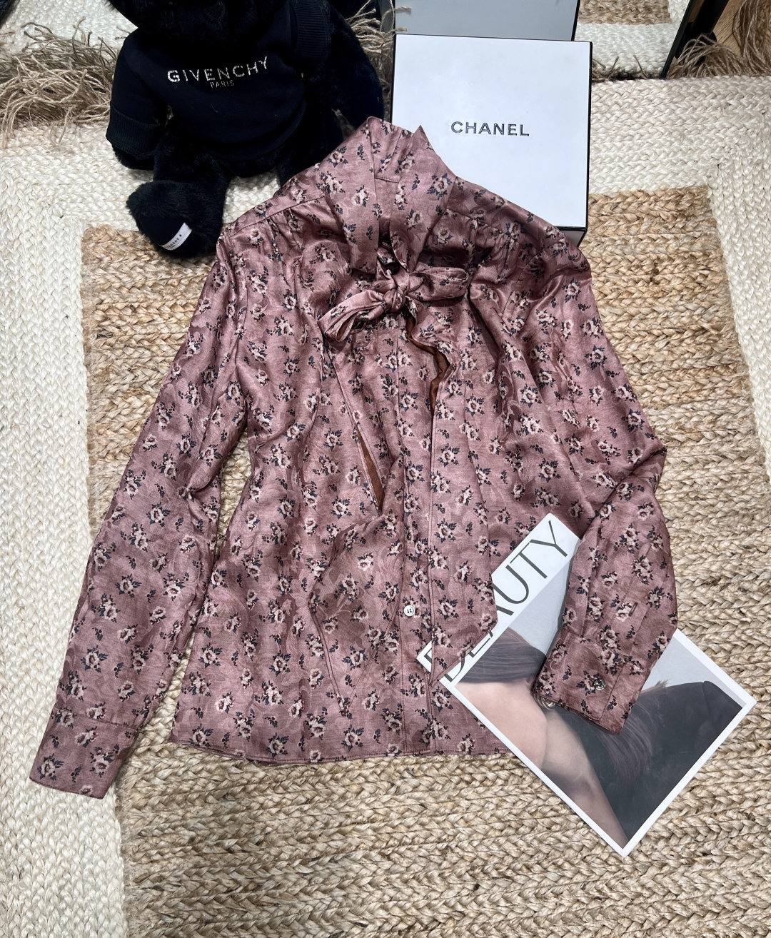 NO:723036,——The highest version on the market, the girl inspects the goods, trims the three marks on the threads, and delivers the goods. You can post pictures and take videos. If you want quality or service, please add me on WeChat. We will not accept urgent orders. YSL*——2026 SS, full of relaxation | The commuting aesthetics of retro floral shirts. Who said that you can only wear black and white and gray for commuting?  This floral shirt will make you stand out in the office!  The dry rose color is low-key and high-end, the small floral pattern is retro and unobtrusive, and the loose fit is comfortable and comfortable. Pair it with a suit jacket or knitted cardigan to easily create a smart yet gentle commuting look. S M L, Saint Laurent-Clothing, saint laurent, saint laurent, jackets & coats, shirts, business suit,19860909——市面最高版本小妹验货、修剪线头上三标、发货可发图及拍视频,要品质要服务的加我微信,不接急单. YSL*——2026年SS 松弛感拉满｜复古碎花衬衫的通勤美学 谁说通勤只能穿黑白灰？这件碎花衬衫就能让你在办公室脱颖而出！ 干枯玫瑰色低调又高级,小碎花图案复古不张扬,宽松版型舒适自在,搭配西装外套或针织开衫,轻松打造干练又不失温柔的通勤造型.S M L,圣罗兰-服装,saint laurent,saint laurent,jackets & coats,shirts,business suit,,Women's clothing