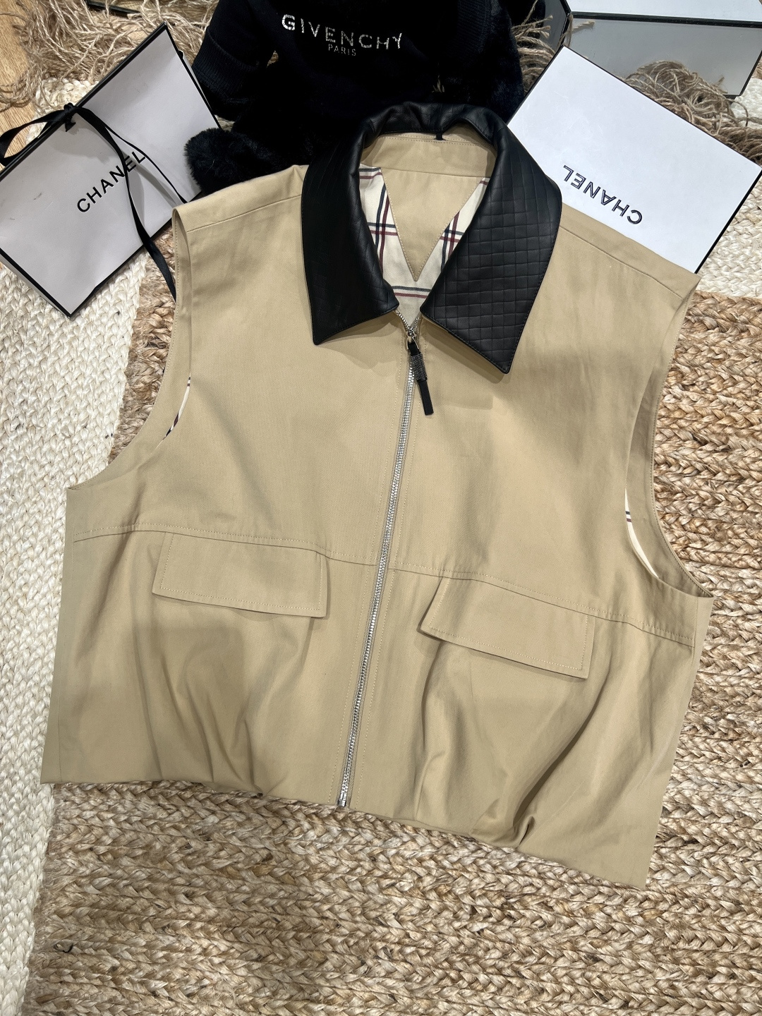 NO:748821,——BC—2026 SS Who knows!  This vest has been asked 800 times when I wear it. This year's super popular splicing design, classic khaki meets leather lapels, doesn't this give it a high-end feel?  The plaid edging inside is also very careful, and it is full of layering when worn open. Whether it is daily commuting or weekend Citywalk, this vest can make you look good in the crowd. SML,,19860909——BC—2026年SS 谁懂啊！这件马甲穿出门被问了800次链接 今年超火的拼接设计,经典卡其色遇上皮质翻领,高级感这不就来了吗？内里的格纹包边也是小心机,敞开穿层次感十足. 无论是日常通勤还是周末Citywalk,这件马甲都能让你在人群中显得很会穿.SML,,,Women's clothing