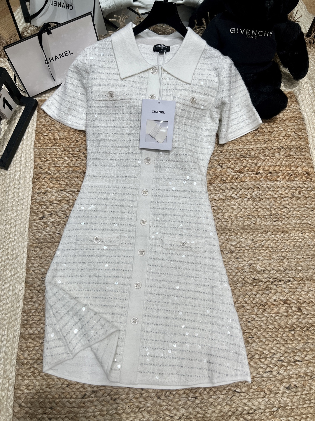 NO:723064,——The highest version on the market, the girl will inspect the goods, trim the three marks on the threads, and ship the goods. You can post pictures and take videos. If you want quality or service, please add me on WeChat. We will not accept urgent orders. Chane*——2026 SS A small fragrant knitted skirt that will fall into pieces at a glance, and you can go straight to the details!  Exquisite sequins are woven in, bringing a sparkling luster when walking. The classic Polo collar modifies the neck line, reducing age and adding elegance. Small gold buckles are embellished, and the texture is full of texture. It is noble and not out of style. It is an all-purpose shirt that can be used in three scenes: socialite parties, girlfriends' dates, and workplace commuting!  White color is really versatile in spring. It can be worn with any bag. SML, Chanel-clothing, chanel, chanel, skirts,19860909——市面最高版本小妹验货、修剪线头上三标、发货可发图及拍视频,要品质要服务的加我微信,不接急单. Chane*——2026年SS 一眼沦陷的小香风针织裙,细节控直接冲！ 精致亮片织入,行走间自带波光粼粼的光泽感 经典Polo领,修饰脖颈线条,减龄又气质 小金扣点缀,质感拉满,显贵不撞款 名媛聚会、闺蜜约会、职场通勤,三场景通杀的万能战袍！ 白色系在春季真的太百搭,随便搭个包包都好 SML,香奈儿-服装,chanel,chanel,skirts,,Women's clothing