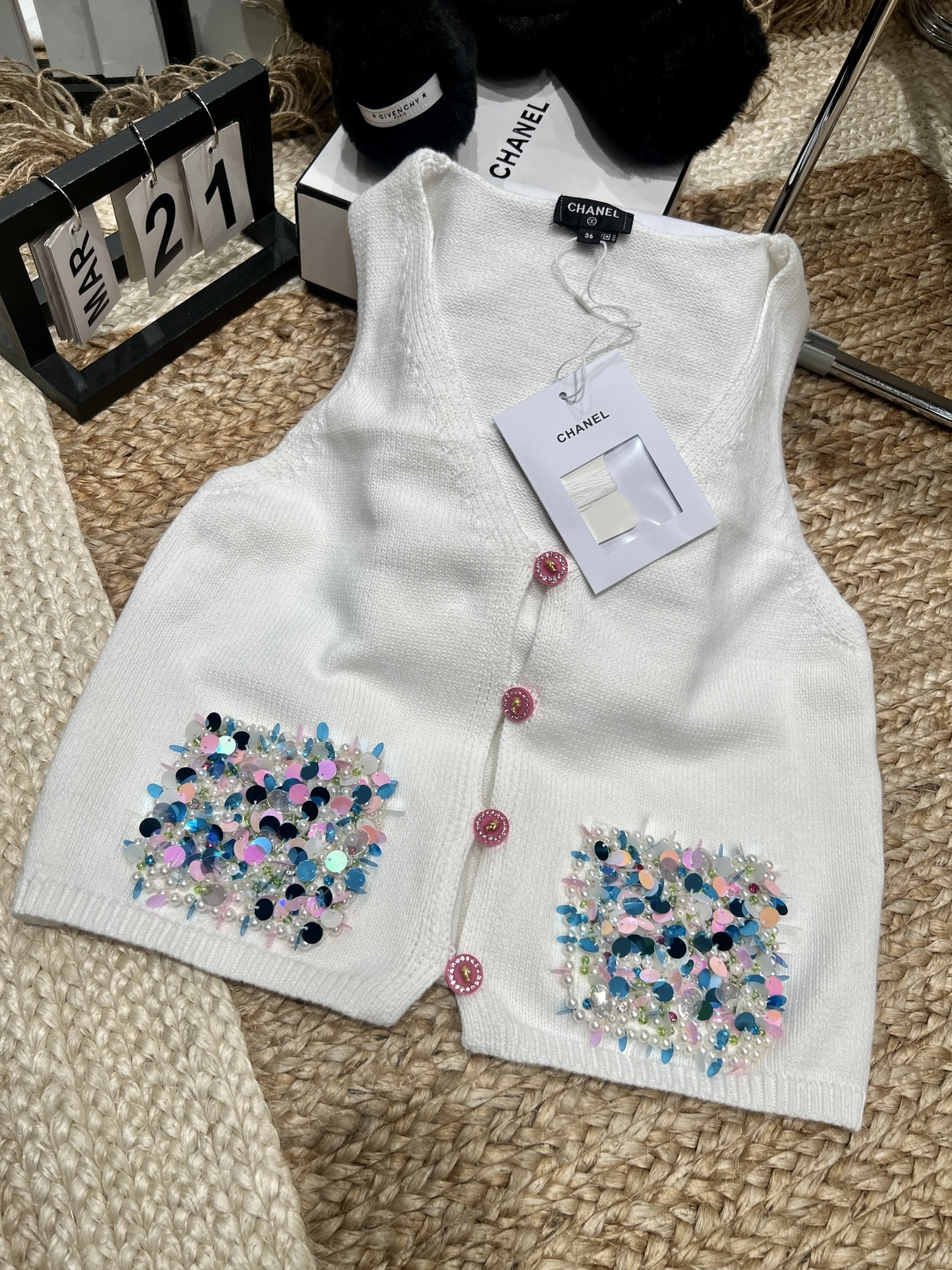 NO:739162,——Chane*——2026 SS Help!  The details of this vest really hit the girl's heart. The hand-stitched colorful sequins and pearls are like rainbow candies and diamonds sewn on the pockets. The soft and fufu milky white knitting can be worn close to the body without being tied. The pink diamond buttons are the finishing touch. They are gentle and delicate. They are not picky at all and can be worn by sweet girls, hot girls and commuting parties. Wear them layered on the outside of a shirt in spring, or wear a suspender skirt inside. It is perfect for dates, afternoon tea, and girlfriends gatherings. It will keep you coming back!  SML,,chanel,skirts,shirts,19860909——Chane*——2026年SS 救命！这件马甲的细节真的戳中少女心了 手工缝制的彩色亮片+珍珠,像把彩虹糖和碎钻都缝在了口袋上,软fufu的奶白针织,贴身穿也不扎. 粉钻纽扣是点睛之笔,温柔又精致,完全不挑风格,甜妹、辣妹、通勤党都能hold住. 春天叠穿在衬衫外面,或者内搭吊带裙,约会、下午茶、闺蜜聚会都超合适,回头率直接拉满！SML,,chanel,skirts,shirts,,Women's clothing