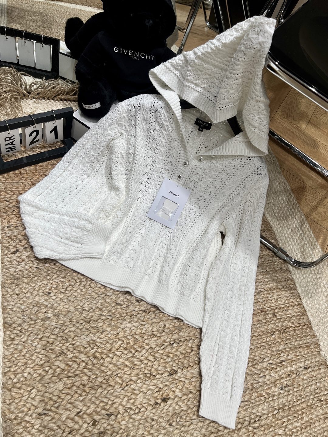 NO:740227,——Chane*——2026 SS Who knows!  This hooded sweater really captures the 'relaxation'~ The milky white background + three-dimensional cable-cut hollow texture is like a layer of clouds, soft and fufu with a hint of caution. The hooded + half-button design is casual and casual. Wear it alone for a lazy atmosphere. Layer it with a suspender skirt or wear it with a white T-shirt, and you can instantly transform into a Korean-style Omni.  In spring, you can wear it to picnic in the park or relax in a coffee shop. When the wind blows, even your hair will shine S M L,,chanel,skirts,hats,19860909——Chane*——2026年SS 谁懂啊！这件连帽针织衫真的把“松弛感”拿捏得死死的～ 奶白底色+立体绞花镂空纹理,像裹了一层云朵,软fufu的又带着若隐若现的小心机. 连帽+半开扣设计,休闲又随性,单穿是慵懒氛围感,叠穿吊带裙或内搭白T,秒变韩系欧尼. 春天穿它去公园野餐、咖啡店发呆,风一吹,连发丝都在发光S M L,,chanel,skirts,hats,,Women's clothing