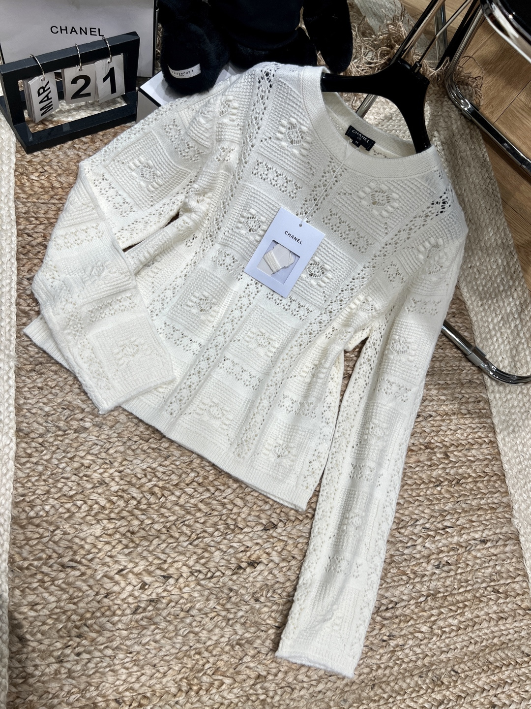 NO:740210,——Chane*——2026 SS Who knows!  This hollow knitted sweater is really the 'white moonlight' of early spring. It has a milky white background and three-dimensional geometric jacquard, which is like retro lace woven into the fabric. It is gentle and textured. Wearing it alone makes it look like a French girl. When layered with a suspender skirt, it instantly becomes a gentle sister. Wear it to flower shops and cafes in spring. When the wind blows, even the light and shadow become gentle. It is a great photoshoot for SML, chanel, skirts,19860909——Chane*——2026年SS 谁懂啊！这件镂空针织衫真的是早春的“白月光” 奶白底色+立体几何提花,像把复古蕾丝织进了面料里,温柔又有肌理感.单穿是法式少女,叠穿吊带裙秒变温柔姐姐. 春天穿它去花店、咖啡馆,风一吹,连光影都变得温柔了,拍照巨出片SML,,chanel,skirts,,Women's clothing