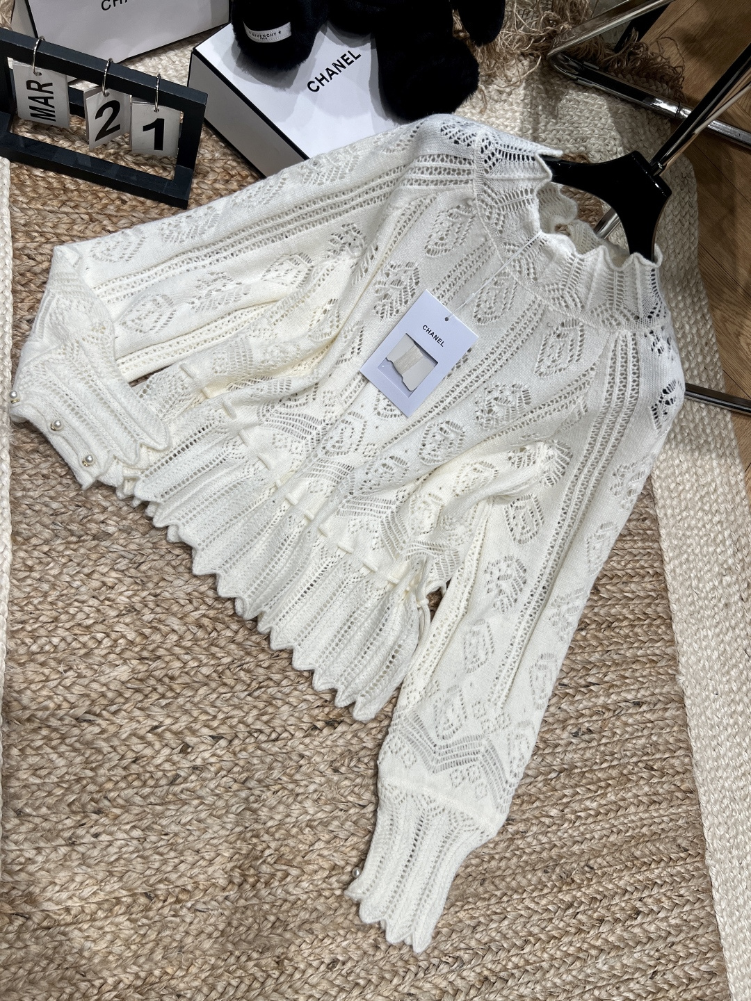 NO:740207,——Chane*——2026 SS Help!  The details of this sweater really hit the heart of retro lovers. The exquisite floral jacquard + hollow craftsmanship, every texture has a sense of luxury, and the milky white color is so gentle that it glows in the sun. The drawstring waist + ruffled hem, retro and slim, wear it with a skirt to look like a lady, and wear it with jeans to look like a retro girl. It doesn’t matter at all. In the spring wardrobe, you really need such a beautiful and textured sweater. It is gentle and has a sense of design, and can be worn daily, on dates, and for commuting!  SML,,chanel,skirts,jeans,19860909——Chane*——2026年SS 救命！这件针织衫的细节真的戳中复古控的心巴 精致的花卉提花+镂空工艺,每一处纹理都透着高级感,奶白色在阳光下温柔到发光. 抽绳收腰+荷叶边下摆,复古又显瘦,搭半裙是大小姐,搭牛仔裤是复古辣妹,完全不挑风格. 春天的衣柜里,真的需要一件这样又美又有质感的针织衫,温柔又有设计感,日常、约会、通勤都能穿！SML,,chanel,skirts,jeans,,Women's clothing