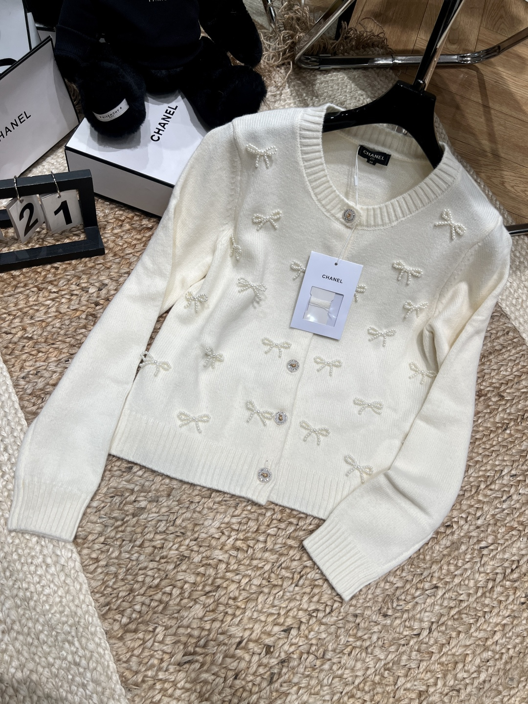 NO:740205,——Chane*——2026 SS Help!  The details of this cardigan really hit the girl's heart. The exquisite pearl bow + soft and waxy knitted fabric, every part has a sense of high-end. The milky white color is so gentle that it shines in the sun. Pair it with a skirt and you will look like a young lady. Pair it with jeans and you will look like a French sweet girl. You are not picky about style at all. S M L,,chanel,skirts,jeans,19860909——Chane*——2026年SS 救命！这件开衫的细节真的戳中少女心了 精致的珍珠蝴蝶结+软糯针织面料,每一处都透着高级感,奶白色在阳光下温柔到发光.搭半裙是大小姐,搭牛仔裤是法式甜妹,完全不挑风格.S M L,,chanel,skirts,jeans,,Women's clothing