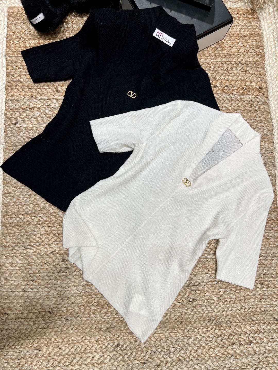 NO:739711,——VALENTIO*—— 2026 spring and summer new V-neck sweater, grooved design, visually very slim, soft and elastic fabric, V metal small buckle embellishment, full of details, black and white, close your eyes without stepping on thunder, size M L,,valentino,19860909——VALENTIO*—— 2026春夏新款V领针织衫,坑条设计,视觉超显瘦,面料软糯有弹性强,V家金属小扣点缀,细节感拉满,黑白两色,闭眼入不踩雷,码数M L,,valentino,,Women's clothing