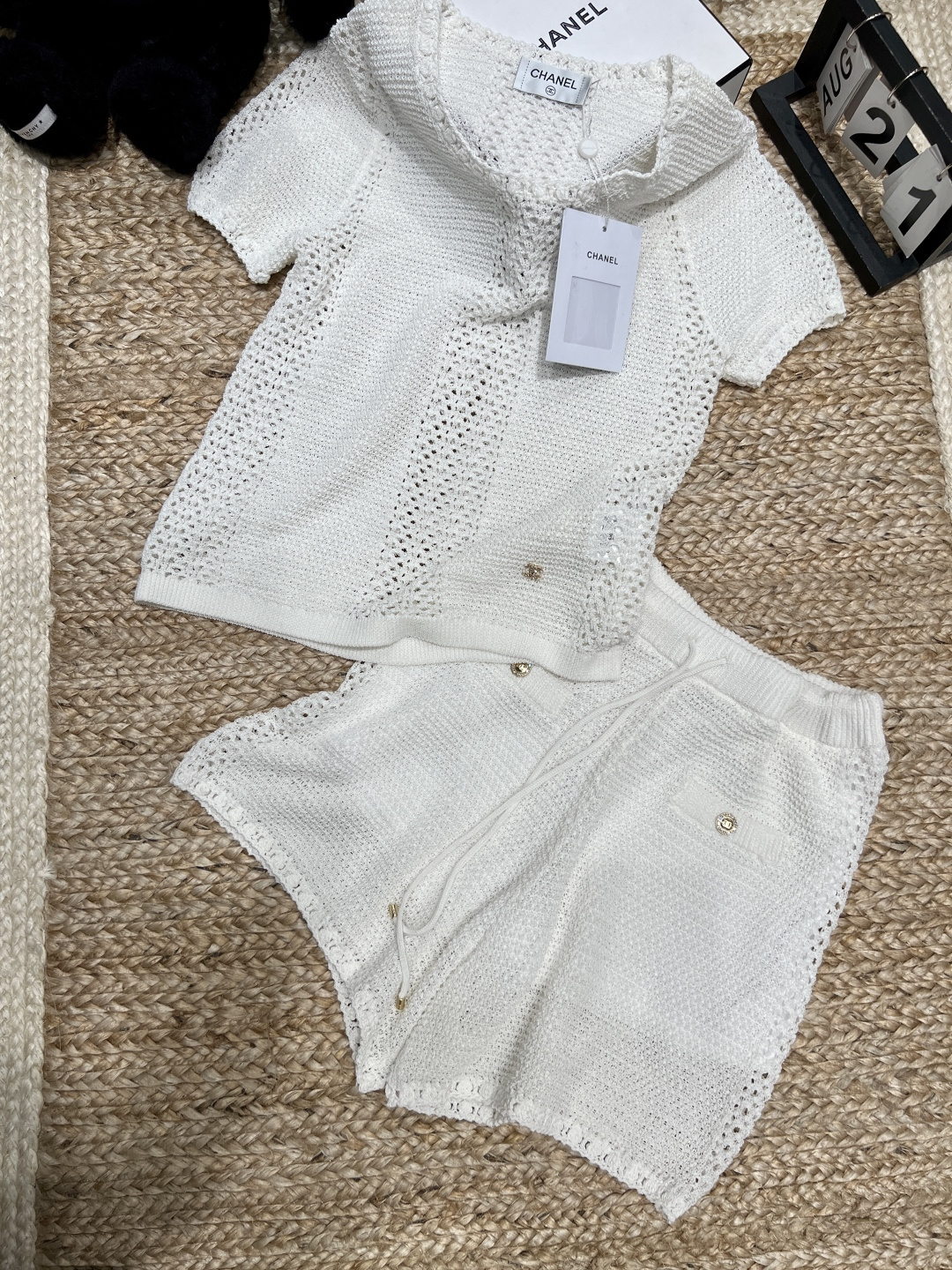 NO:723055,——The highest version on the market, the girl inspects the goods, trims the three marks on the threads, and delivers the goods. You can post pictures and take videos. If you want quality or service, please add me on WeChat. We will not accept urgent orders. Chane*——2026 SS abandons complexity and returns to authenticity. The hollow knitted suit uses minimalist tailoring to carry delicate texture, bringing French elegance to daily wear. SML, Chanel-clothing, chanel, chanel,19860909——市面最高版本小妹验货、修剪线头上三标、发货可发图及拍视频,要品质要服务的加我微信,不接急单. Chane*——2026年SS 摒弃繁复,回归本真.镂空针织套装,用极简剪裁承载细腻质感,让日常穿搭自带法式优雅滤镜.SML,香奈儿-服装,chanel,chanel,,Women's clothing