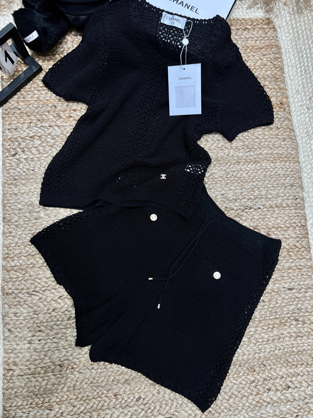 NO:723034,——The highest version on the market, the girl inspects the goods, trims the three marks on the threads, and delivers the goods. You can post pictures and take videos. If you want quality or service, please add me on WeChat. We will not accept urgent orders. Chane*——2026 SS abandons complexity and returns to authenticity. The hollow knitted suit uses minimalist tailoring to carry delicate texture, bringing French elegance to daily wear. SML, Chanel-clothing, chanel, chanel,19860909——市面最高版本小妹验货、修剪线头上三标、发货可发图及拍视频,要品质要服务的加我微信,不接急单. Chane*——2026年SS 摒弃繁复,回归本真.镂空针织套装,用极简剪裁承载细腻质感,让日常穿搭自带法式优雅滤镜.SML,香奈儿-服装,chanel,chanel,,Women's clothing