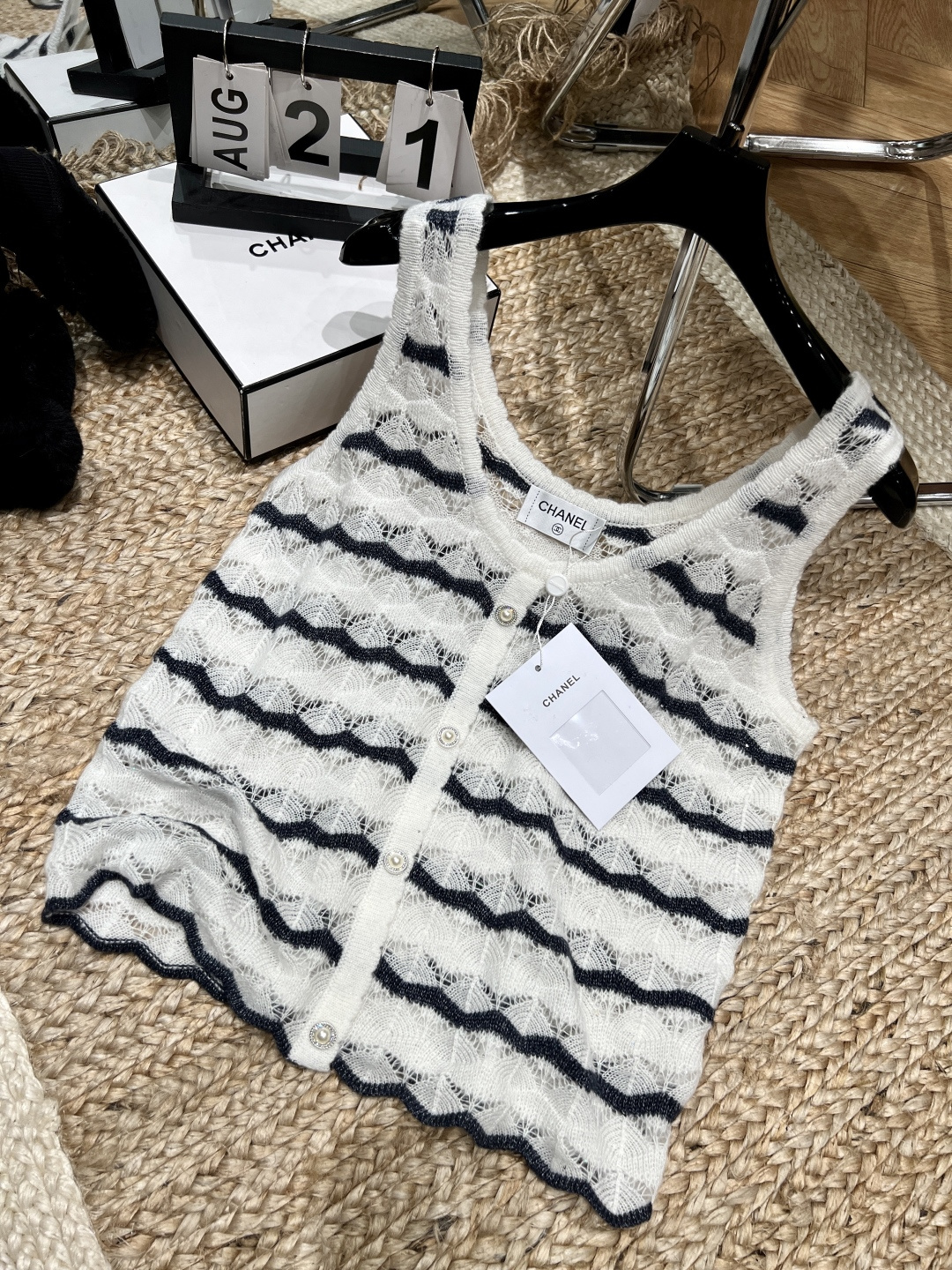 NO:723039,——The highest version of the girl on the market can inspect the goods, trim the three marks on the threads, and deliver the goods. You can send pictures and take videos. If you want quality or service, please add me on WeChat. We will not accept urgent orders. Chane*——Who knows about SS in 2026!  The texture of this striped vest is soft and skin-friendly, the hollow design is breathable and not stuffy, and it has a French sense of laziness. SML, Chanel-clothing, chanel, chanel,19860909——市面最高版本小妹验货、修剪线头上三标、发货可发图及拍视频,要品质要服务的加我微信,不接急单. Chane*——2026年SS 谁懂啊！这件条纹背心的肌理感～软糯亲肤,镂空设计透气不闷,法式慵懒感拿捏了.SML,香奈儿-服装,chanel,chanel,,Women's clothing