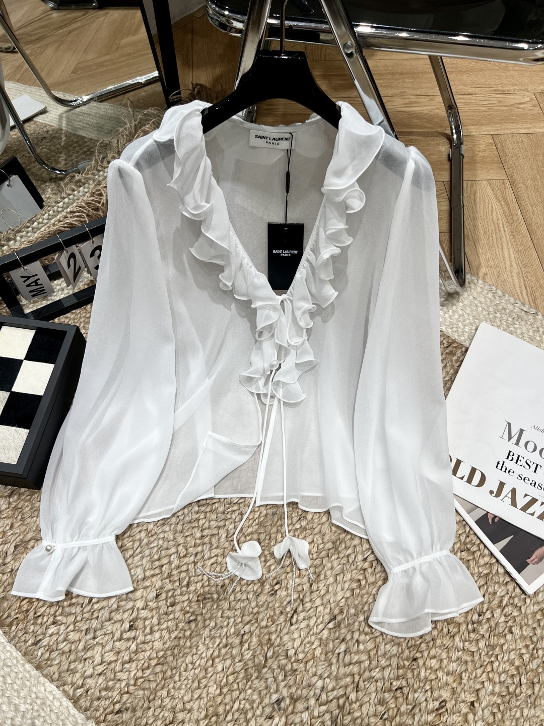 NO:723752,——YSL——2026 SS Today’s heartbeat comes from this white shirt with its own soft light filter~ The layers of ruffles put romance and tenderness on the body. When the wind blows, the chiffon flutters gently, and I feel that the whole summer has become gentle. SML, Yves Saint Laurent-clothing, saint laurent, saint laurent, shirts,19860909——YSL——2026年SS 今日份心动 是这件自带柔光滤镜的白衬衫给的～ 层层荷叶边,把浪漫和温柔都穿在了身上. 风一吹,雪纺轻轻飘动,感觉整个夏天都变得温柔起来了.SML,圣罗兰-服装,saint laurent,saint laurent,shirts,,Women's clothing
