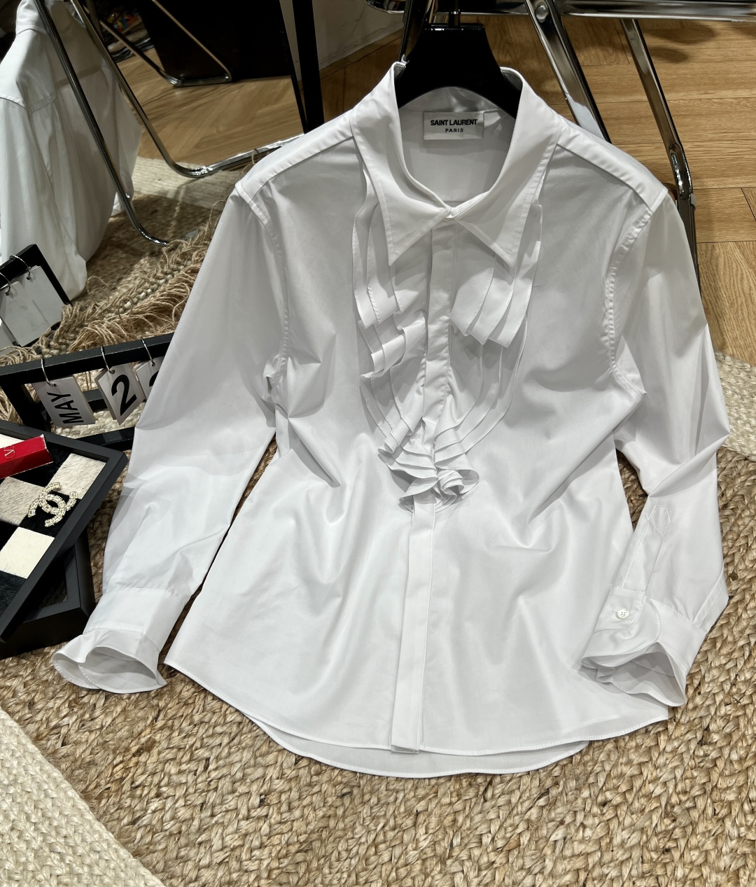 NO:723757,——YSL——2026 SS This white shirt is really stylish!  The crisp cotton fabric has a high-end texture, which is crisp and stylish without being stiff. The three-dimensional ruffle pleats on the front are the finishing touch, instantly giving the retro palace feel, elegance and flexibility. SML, Saint Laurent-clothing, saint laurent, saint laurent, shirts,19860909——YSL——2026年SS 这件白衬衫真的太有腔调了！ 挺括的棉质面料,自带高级质感,挺括有型又不会硬邦邦.前襟的立体荷叶边褶皱,是点睛之笔,瞬间把复古宫廷感拉满,优雅又不失灵动.SML,圣罗兰-服装,saint laurent,saint laurent,shirts,,Women's clothing