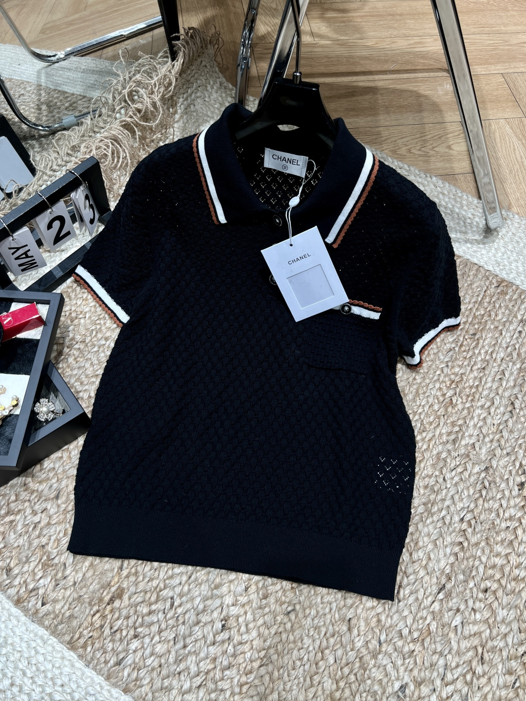 NO:723762,——Chane*——2026SS Contrast color knitted Polo, weaving French elegance into the texture, the hollow rhombus hides the transparent, romantic and effortless sophistication of summer. This small fragrance Polo shirt has a breathable texture + neat version, no matter how you wear it, it looks noble SML, Chanel - clothing, chanel, chanel,19860909——Chane*——2026SS 撞色针织Polo,把法式优雅织进肌理里,镂空菱格藏着夏日的通透浪漫不费力的精致感,这件小香 Polo衫做到了透气肌理+利落版型,怎么穿都显贵SML,香奈儿-服装,chanel,chanel,,Women's clothing