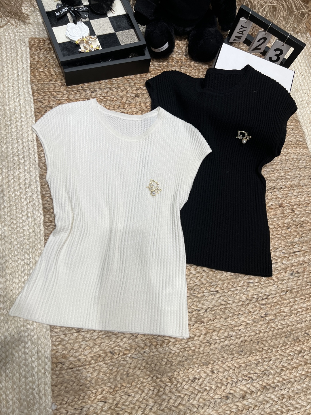 NO:748824,——Dior*——The first 'White Moonlight' item in the early spring of SS 2026 Year of the Horse. Soft and skin-friendly pit fabric, gentle and high-end, not picky or picky. Paired with high-waisted jeans, it has a casual street style; paired with a fishtail skirt, you will immediately transform into a gentle sister. An effortless fashionable item in the wardrobe, it is worth buying M L,, dior, skirts, jeans,19860909——Dior*——2026年SS 马年早春的第一件“白月光” 软糯亲肤的坑条面料,温柔又高级,不挑皮不挑人.搭配高腰牛仔裤,是随性街拍感；搭配鱼尾裙,立马变身温柔姐姐.衣柜里不费力的时髦单品,值得入手M L,,dior,skirts,jeans,,Women's clothing