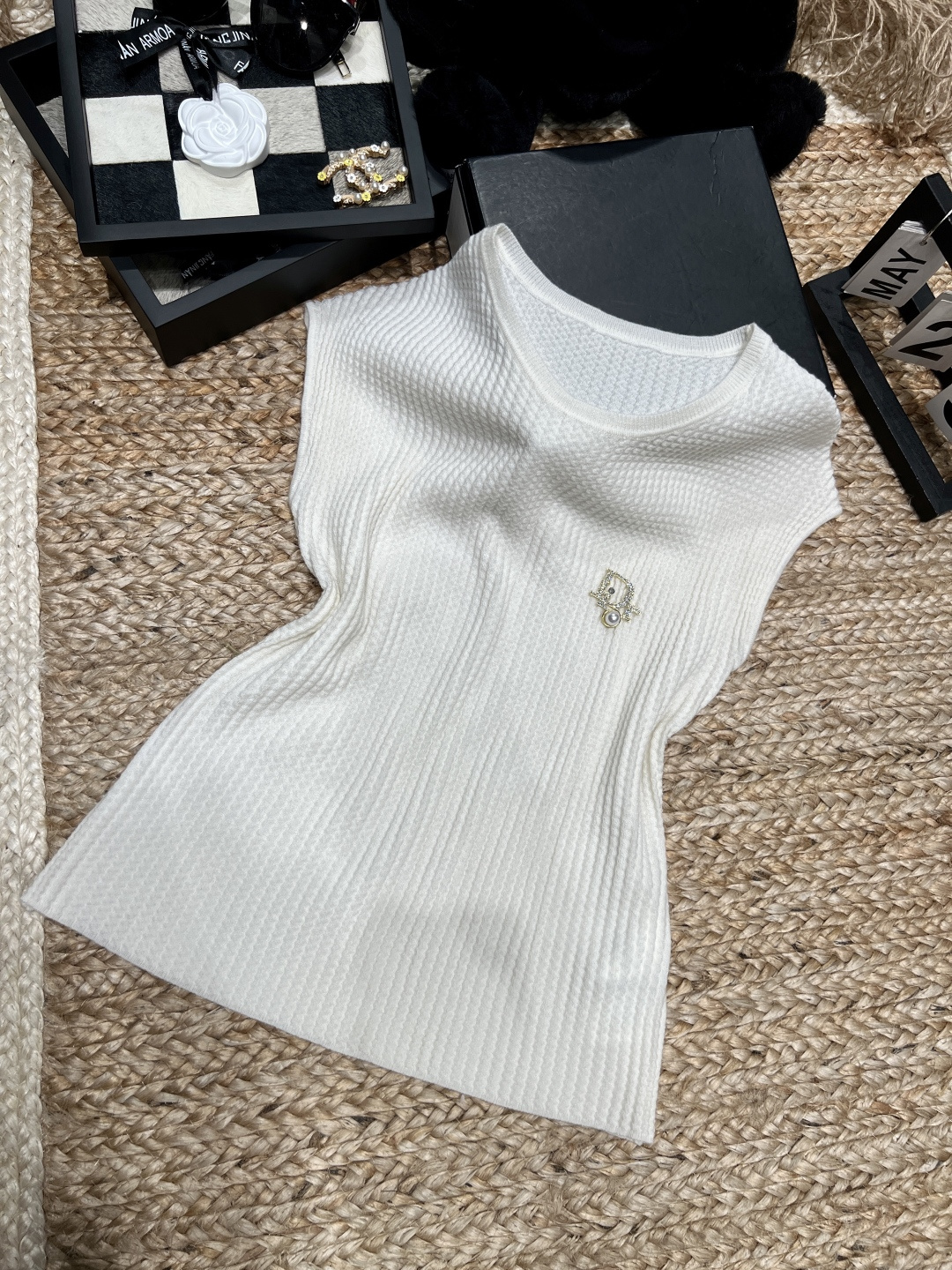 NO:742808,——Dior*——The first 'White Moonlight' in the early spring of SS 2026 Year of the Horse. Soft and skin-friendly pitted fabric, gentle and high-end, not picky or picky. Paired with high-waist jeans, it is a casual street style; paired with a fishtail skirt, you will immediately transform into a gentle sister. An effortless fashionable item in the wardrobe, it is worth buying M L, Dior-clothing, dior, dior, skirts, jeans,19860909——Dior*——2026年SS 马年早春的第一件“白月光” 软糯亲肤的坑条面料,温柔又高级,不挑皮不挑人.搭配高腰牛仔裤,是随性街拍感；搭配鱼尾裙,立马变身温柔姐姐.衣柜里不费力的时髦单品,值得入手M L,迪奥-服装,dior,dior,skirts,jeans,,Women's clothing