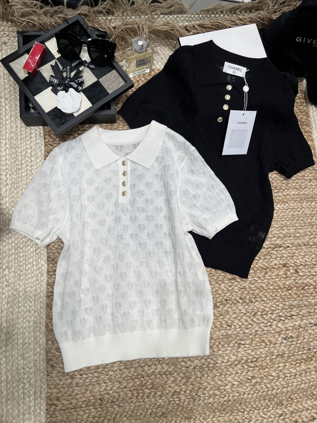 NO:751496,——Chane *——2026 SS classic lapel + metal gold buckle, engraving the delicate feeling of fragrant grandma in the details. The transparent love jacquard craftsmanship is light and breathable with a looming discreetness. It is not boring to wear in summer. The milky white is clean and cool, and the pure black is high-end and slimming. I want to wear both!  Pair it with a skirt to look like a gentle socialite, and pair it with jeans to look like a casual young lady. It can be worn for commuting and dating. SML,,chanel,skirts,jeans,19860909——Chane *——2026年SS 经典翻领+金属金扣,把香奶奶的精致感刻在细里.通透的爱心提花工艺,轻薄透气又带着若隐若现的小心机,夏天穿完全不闷.奶白干净清冷,纯黑高级显瘦,两件都想all in！配半裙是温柔名媛,搭牛仔裤是随性大小姐,通勤约会都能穿. SML,,chanel,skirts,jeans,,Women's clothing