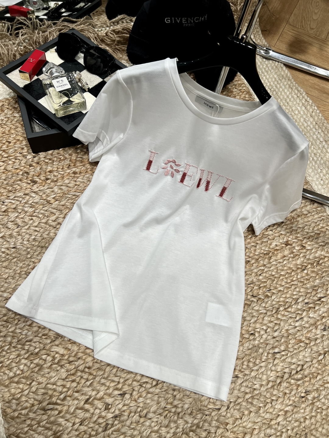 NO:752464,——Loew*——2026 SS I was struck by this embroidered T-shirt!  The burgundy + pink contrasting embroidered letters, the details of the small flowers in the middle are so exquisite, the clean off-white color shows off the whiteness, and the cotton is soft and fufu. It has a relaxed feel when worn with any pair of jeans. It is the kind of 'lazy person's exquisite style' that becomes more and more durable as you look at it ~ If you want to be comfortable and good-looking in summer, you are right to choose it!  SML,,loewe,jeans,tees,t-shirt,19860909——Loew*——2026年SS  被这件刺绣T恤戳中了心巴！ 酒红+粉的撞色刺绣字母,中间的小花细节太精致了,干净的米白色巨显白,棉质软fufu的,随便搭条牛仔裤都很有松弛感,是那种越看越耐看的“懒人精致款”～夏天想要舒服又好看,选它准没错！SML,,loewe,jeans,tees，t-shirt,,Women's clothing