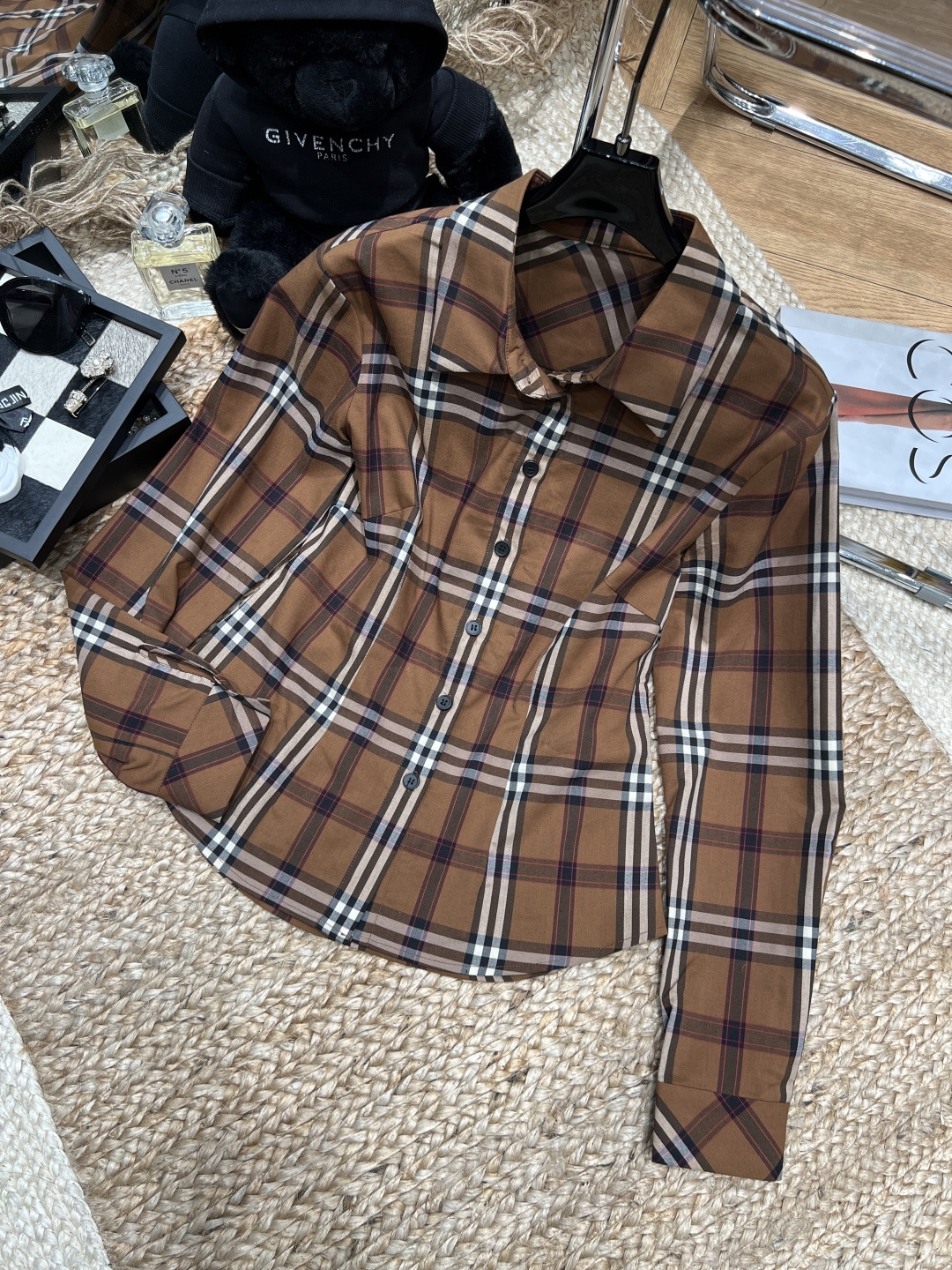 NO:751505,——Burbe*y——Classic plaid, with its own sculptural waist cut, you don’t need to deliberately tuck the corners of your clothes, but you can also create a full waistline. The fabric is soft and crisp, covering the flesh without looking bulky at all. One piece unlocks N ways to wear it, from early spring to late winter, it is very cost-effective!  S M L,,burberry,19860909——Burbe*y——经典格纹 自带雕塑感的收腰剪裁,不用刻意塞衣角,也能掐出盈盈一握的腰线.面料软糯又挺括,遮肉的同时完全不显壮.一件解锁N种穿法,从初春穿到深冬,性价比拉满！S M L,,burberry,,Women's clothing