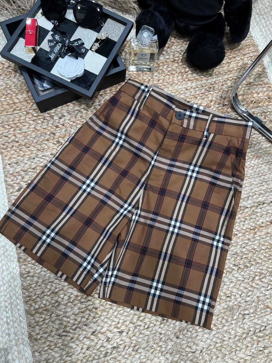 NO:751501,——Burbe*y——Old money style natal shorts, I can wear this set of plaid all summer long. The fabric is crisp and not soft, and it can walk with wind without looking bloated. Wearing it alone is refreshing and hot. When layered with the same series of shirts, it is a 'rich daughter' suit, which directly adds to the atmosphere. SML,, burberry, shorts, shirts,19860909——Burbe*y——老钱风本命短裤,这套格纹我能穿一整个夏天面料挺括不软塌,走路带风的同时又不会显臃肿.单穿是清爽辣妹,叠穿同系列衬衫就是一套“富家千金”套装,氛围感直接拉满.SML,,burberry,shorts,shirts,,Women's clothing