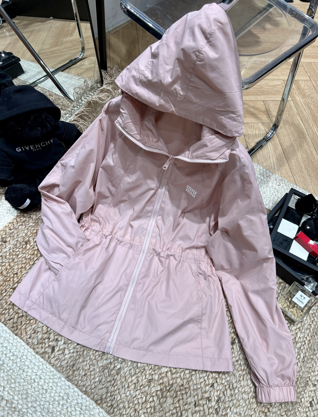 NO:751497,——Miu**——2026 SS Light and breathable fabric, it can be worn in summer without getting sweaty and can provide physical sun protection. The hooded design protects the head and neck, so you can feel at ease when traveling and commuting. The waist drawstring is the soul!  With just one pull, you can pinch out your ant waist, and even a small person can wear it in a 37-7 ratio, without any particular figure. The miu letter embroidery on the chest is low-key and exquisite, the milky white is clean and cool, and the cherry blossom pink is gentle and age-reducing SML,, miumiu, hats,19860909——Miu**——2026年SS 轻薄透气的面料,夏天穿不闷汗还能物理防晒,连帽设计护住头颈,出游通勤都安心. 腰部抽绳是灵魂！随便一拉就掐出蚂蚁腰,小个子也能穿出三七分比例,完全不挑身材. 胸口的miu字母刺绣低调又精致,奶白干净清冷,樱花粉温柔减龄SML,,miumiu,hats,,Women's clothing