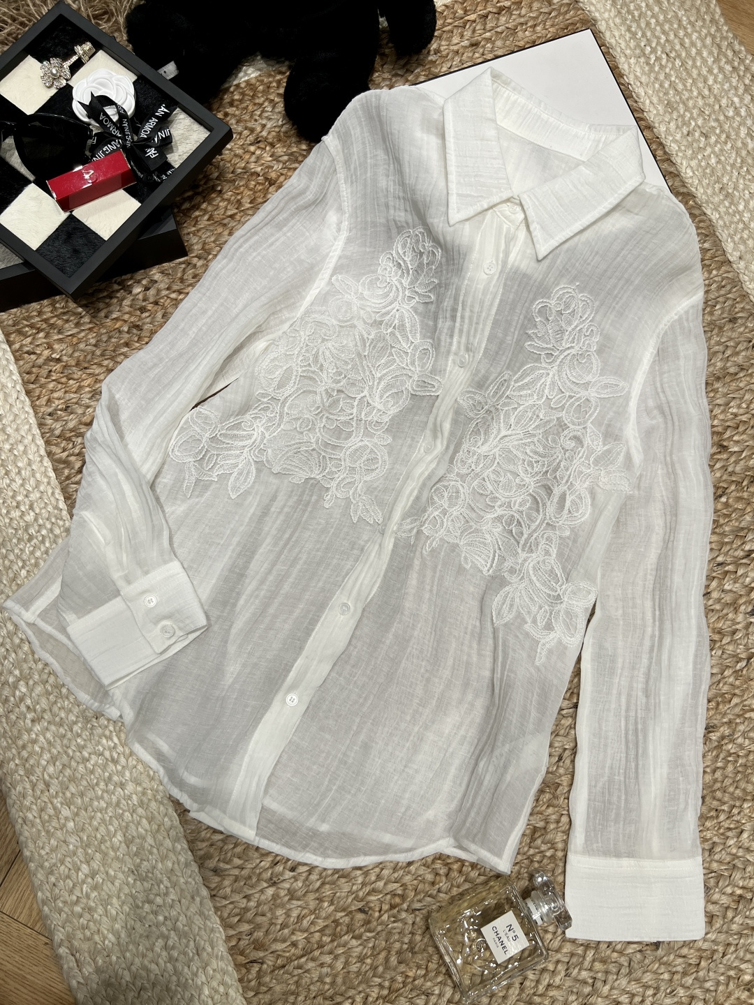 NO:751507,——ERMANNO *——2026 SS clean fit ceiling This embroidered shirt is so good. The high-end sense of the white shirt is hidden in every lace embroidery. The transparent textured fabric has the right balance between laziness and sophistication. Wear it in summer, it is refreshing and noble. SML,, shirts,19860909——ERMANNO *——2026年SS clean fit天花板 这件刺绣衬衫太会了 白衬衫的高级感 藏在每一朵蕾丝刺绣里 通透肌理感面料 把慵懒和精致平衡得刚刚好 夏天穿它,清爽又显贵SML,,shirts,,Women's clothing