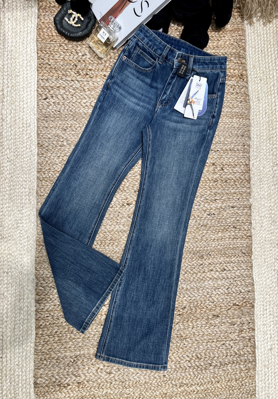 NO:753922,——Miu*——The 2026 SS Fengshen Jeans of the Year are here!  High-waisted and slightly flared + retro wash, the words 'show longer legs' are welded onto the body. The elasticity is comfortable and does not pick on the figure. The pear/apple shape can hide the flesh, and it is suitable for daily outings/commuting~ The texture is online and the details are in place. It is a classic style that can be worn for several years!  SMLXL,,miumiu,jeans,19860909——Miu*——2026年SS 年度封神牛仔裤出现了！ 高腰微喇+复古水洗,把“显腿长”三个字焊在身上 弹力舒适不挑身材,梨形/苹果型都能藏肉,日常出街/通勤都很适配～ 质感在线,细节到位,是能穿好几年的经典款！SMLXL,,miumiu,jeans,,Women's clothing