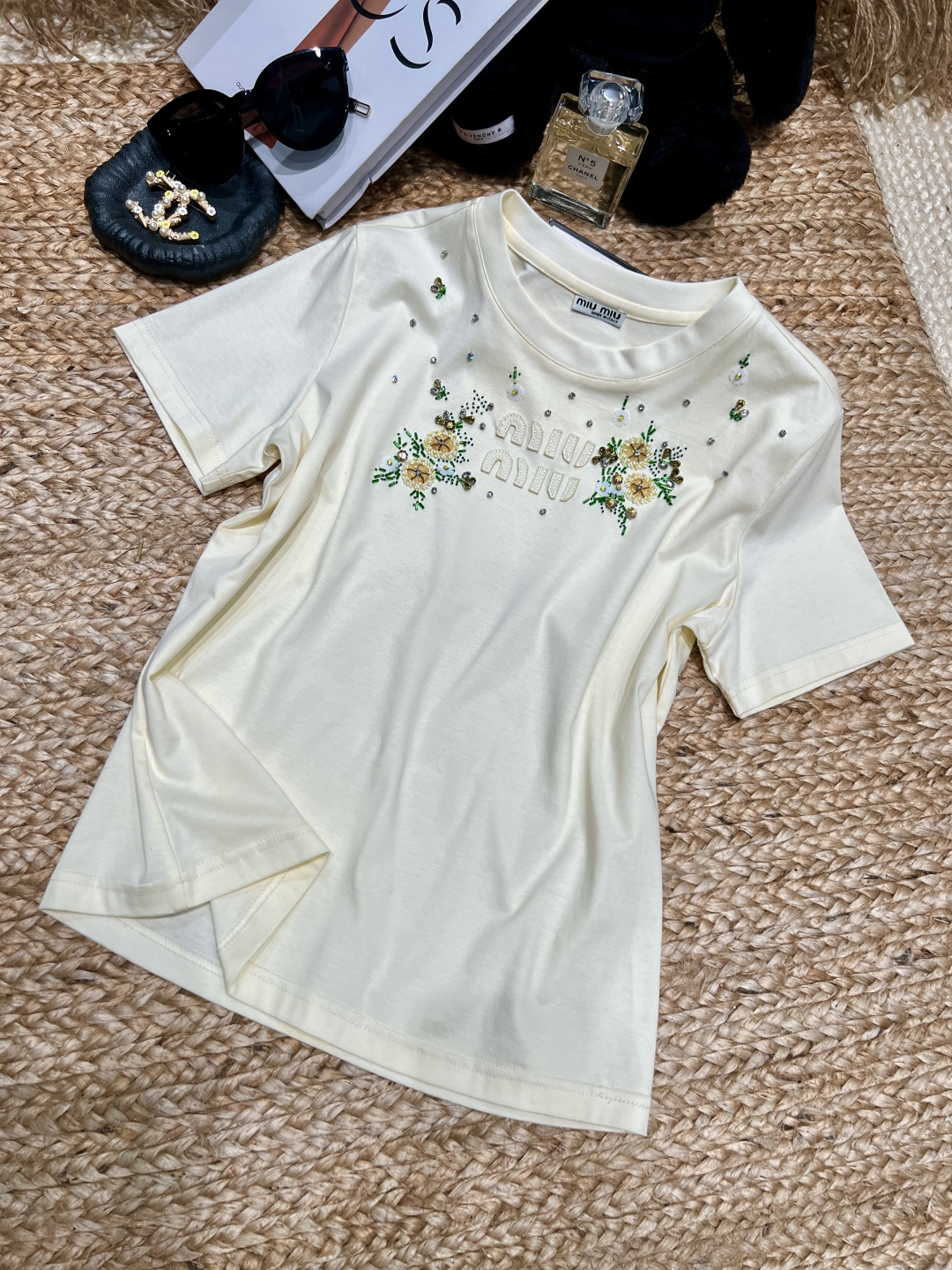NO:752470,——Miu**——2026 SS This heavily beaded miu style T-shirt really welds a sense of sophistication to the body!  Creamy off-white base + hand-beaded flowers, green diamonds and small daisies embellishment, gentle and noble SML, miumiu, tees, t-shirt,19860909——Miu**——2026年SS 这件重工钉珠miu风T恤真的把精致感焊在身上了！ 奶fufu的米白色底+手工串珠小花,绿调碎钻和小雏菊点缀,温柔又显贵SML,,miumiu,tees，t-shirt,,Women's clothing