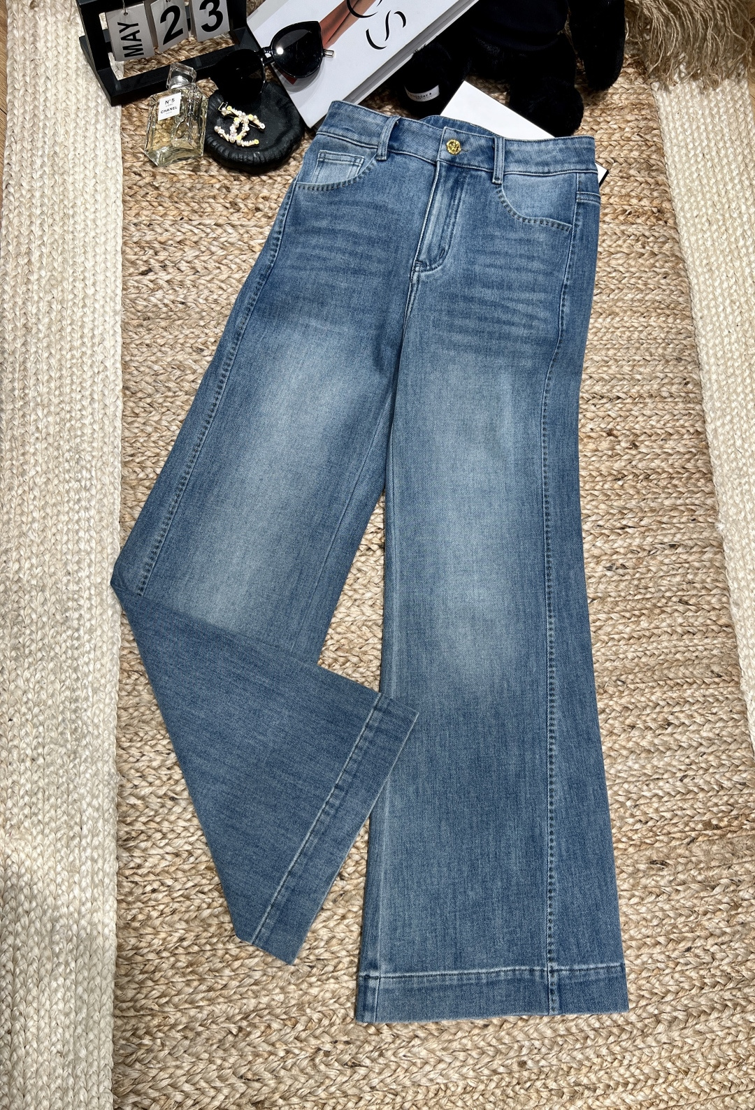 NO:751920,——Versace——2026 SS There is no need to pile up too much, one piece is enough to be stunning. After buying this Versace Denim, the texture of the hardware is top-notch romantic. The hanging trouser legs hide infinite laziness, and the mark of Medusa is silent and high-profile. The so-called fashionable daily life, but jeans are worthy of everything. SML XL XXL,,versace,versace,jeans,19860909——Versace——2026年SS 无需过多堆砌,一件就够惊艳. 入手了这条范思哲Denim,五金的质感是顶级的浪漫.垂坠的裤管藏着无限慵懒,Medusa的印记是无声的高调.所谓时髦精的日常,不过是牛仔裤配得上一切.SML XL XXL,,versace,versace,jeans,,Women's clothing