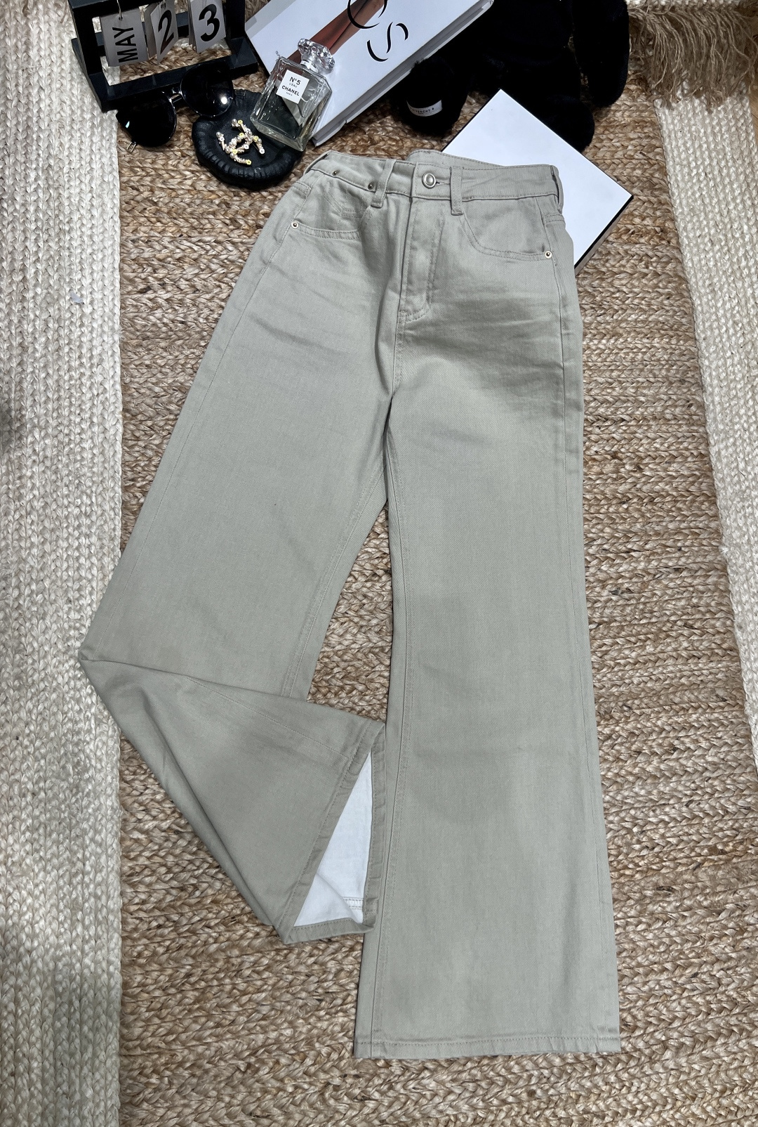 NO:752473,——Frame——2026 SS These light gray wide-leg pants are the treasure trousers I discovered this year!  High waistline + slightly wide version, hiding the flesh and showing long legs. The light gray tone is high-end and gentle, regardless of skin color or season. The drape is so good that you don’t need to iron it. It has a stylish look no matter how you wear it. It is simple but not simple. The more you look at it, the more it looks like a classic ~ SMLXL,,19860909——Frame——2026年SS 这条浅灰阔腿裤,是我今年挖到的宝藏神裤！ 高腰线+微阔版型,藏肉显腿长一绝, 浅灰调高级又温柔,不挑肤色不挑季节, 垂感好到不用熨烫,随便搭都很有腔调, 简约却不简单,越看越耐看的经典款～ SMLXL,,,Women's clothing