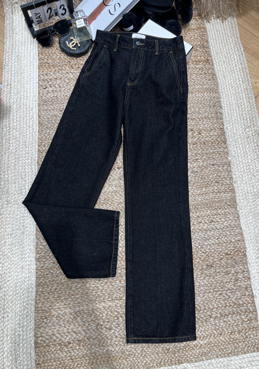 NO:753916,——The Row——2026 SS is welded to the body by these black cow wide-leg pants!  Dark black wash + golden topstitching, great texture, low-key and high-end. High waist + loose straight leg, perfect leg shape. Even a small person can wear it with long legs. Suitable for commuting/going out/dating~ Durable and durable, it is the classic black denim that is always missing in the wardrobe!  SML XL,,19860909——The Row——2026年SS 被这条黑牛阔腿裤焊在身上了！ 深黑水洗+金色明线,质感绝了,低调又高级 高腰+宽松直筒,修饰腿型一绝,小个子也能穿出大长腿比例,通勤/出街/约会都适配～ 耐穿又耐看,是衣柜里永远缺的那条经典黑牛仔！ SML XL,,,Women's clothing