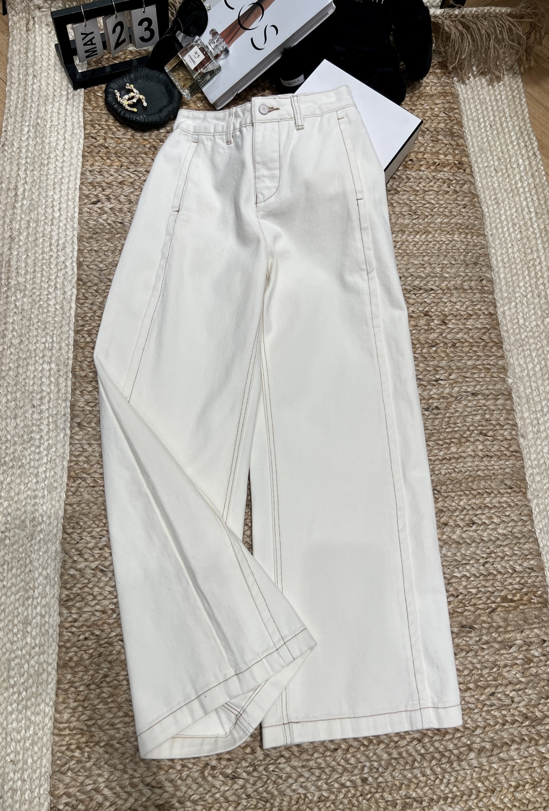 NO:753913,——The Row——2026 SS I am speechless because of the beauty of these milky white wide-leg pants!  Clean and soft off-white color, with built-in gentle filter, it is so healing to wear in spring. The high-waisted and drapey trousers make you walk with wind and show your aura. It is a good way to hide your body and make you look slimmer. It is suitable for daily outings and commuting~ The texture is online, durable and durable, and it is the gentle trousers that are always missing in the wardrobe!  SML XL,,19860909——The Row——2026年SS 被这条奶白阔腿裤美到失语！干净柔和的米白色,自带温柔滤镜,春天穿太治愈了 高腰+垂坠感裤型,走路带风又显气场,藏肉显瘦一把好手,日常出街/通勤都适配～ 质感在线,耐穿又耐看,是衣柜里永远缺的那条温柔神裤！SML XL,,,Women's clothing