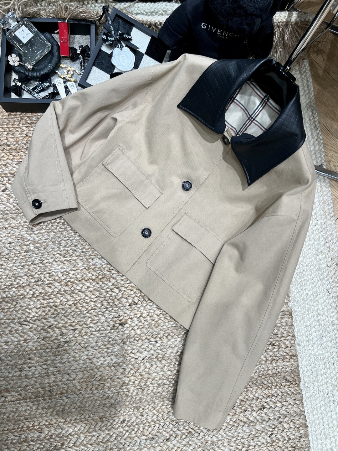 NO:752973,——BC——2026 SS This khaki short jacket really understands commuter girls!  The lambskin rhombus lapels + work pockets are retro and neat. The dropped shoulder design hides the flesh and makes you look slimmer. Small people can easily wear it to show a sense of proportion. The inner plaid lining is full of details. It goes well with black skirts and jeans. It can be switched between commuting and dating with one click. It has a gentle and capable Korean heroine feel!  SML,,skirts,jeans,jackets & coats,sheepskin,19860909——BC——2026年SS 这件卡其色短款外套真的太懂通勤女孩了！ 小羊皮菱格翻领+工装口袋,复古又利落, 落肩设计藏肉显瘦,小个子也能轻松穿出比例感 内里格纹衬里细节拉满,搭黑裙、牛仔裤都很绝, 通勤/约会一键切换,温柔又干练的韩系女主感直接拉满！SML,,skirts,jeans,jackets & coats,sheepskin,,Women's clothing