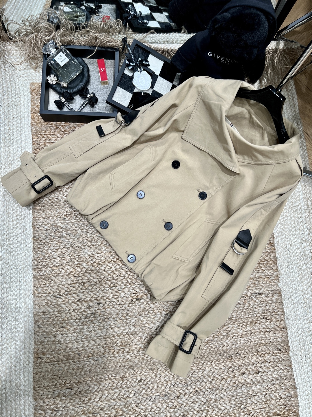 NO:775290,——BC——2026 SS Crisp fabric, full of drape, not easy to wrinkle and easy to take care of. Classic double-breasted buttons + large lapels, retro and aura. Shoulder straps/cuff buckle details to enhance the overall sophistication. Drawstring design on the hem, freely adjustable version, easy to create a high waistline. Versatile and not picky, suitable for a variety of scenes, can be worn for commuting/dating/daily wear. SML, women's clothing, loro piana,19860909——BC——2026年SS 挺括面料,垂坠感十足,不易皱好打理 经典双排扣+大翻领,复古又显气场 肩带/袖口扣饰细节,提升整体精致度 下摆抽绳设计,自由调节版型,轻松打造高腰线 百搭不挑人,适配多种场景,通勤/约会/日常都能穿 SML,女装,loro piana,,Women's clothing