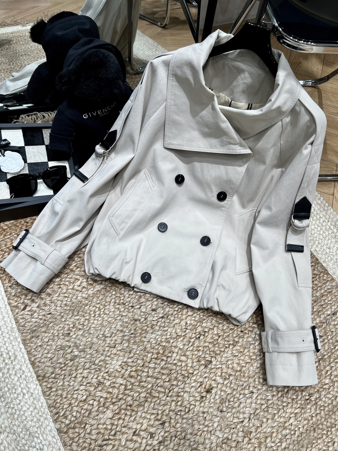 NO:752967,——BC——2026 SS Crisp fabric, full of drape, not easy to wrinkle and easy to take care of. Classic double-breasted buttons + large lapels, retro and aura. Shoulder straps/cuff buckle details to enhance the overall sophistication. Drawstring design on the hem, freely adjustable version, easy to create a high waistline. Versatile and not picky, suitable for a variety of scenes, can be worn for commuting, dating, and daily life. SML,,19860909——BC——2026年SS 挺括面料,垂坠感十足,不易皱好打理 经典双排扣+大翻领,复古又显气场 肩带/袖口扣饰细节,提升整体精致度 下摆抽绳设计,自由调节版型,轻松打造高腰线 百搭不挑人,适配多种场景,通勤/约会/日常都能穿 SML,,,Women's clothing