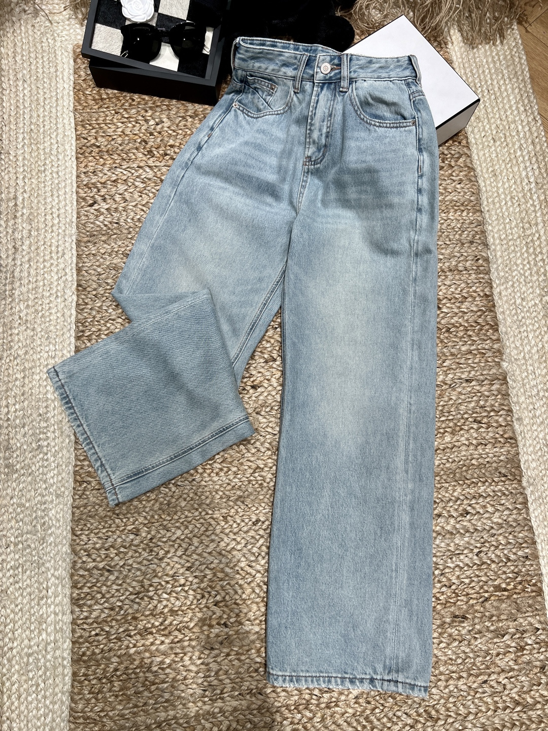 NO:758027,——AS——2026 SS I am stunned by these light blue wide-leg pants!  Soft denim fabric + distressed wash, walking with wind and comfortable~ High waist + straight cut, transform into a paper character in seconds, even a small person can wear it with long legs. Perfect for wearing with T-shirts or sweaters in spring, it is a classic style that can be worn for several years!  SMLXL,,tees,t-shirt,19860909——AS——2026年SS 被这条浅蓝阔腿裤美晕了！ 软乎乎的牛仔面料+做旧水洗,走路带风又舒服～ 高腰+直筒剪裁,秒变纸片人,小个子也能穿出大长腿比例 春天搭T恤、针织衫都绝,是可以穿好几年的经典款！SMLXL,,tees，t-shirt,,Women's clothing