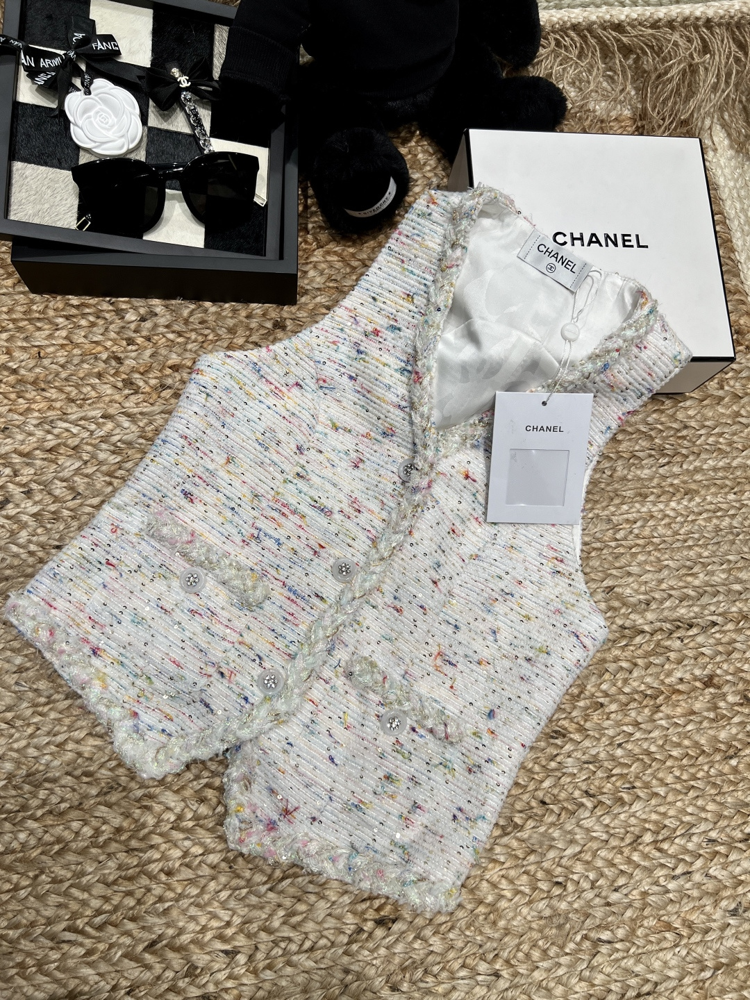 NO:753907,——Chane*——2026 SS Who knows!  This fragrant waistcoat with colorful dots is so beautiful that it is straight to the heart. The white background is blended with colorful threads and embellished with glitter. It is gentle and smart, not as bland as the basic style ~ V-neck + furry edge design, modifying the neckline, making the face smaller, perfect when worn alone or layered!  Pair it with a skirt to look like a rich girl, and pair it with a T-shirt and jeans to neutralize the sweetness. The perfect layering tool for early spring is SML, chanel, skirts, jeans, tees, t-shirt,19860909——Chane*——2026年SS 谁懂啊！这件彩点小香风马甲直接美到心巴上 白底彩线混纺+闪片点缀,温柔又灵动,不像基础款那么寡淡～V领+毛须边设计,修饰颈线超显脸小,单穿叠搭都绝！ 配裙是富家千金感,搭T恤牛仔裤又能中和甜腻,早春叠穿神器就是它SML,,chanel,skirts,jeans,tees，t-shirt,,Women's clothing