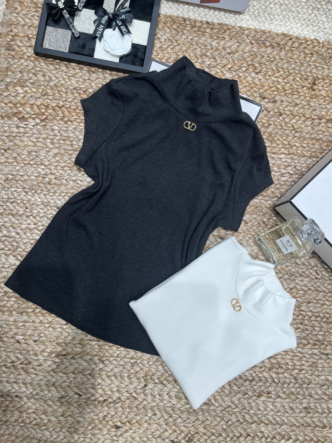 NO:752481,——Valentin*——2026 SS I am impressed by this knitted top!  The combination of half-high collar + small flying sleeves is too friendly, covering the flesh and showing off the temperament. The grooved texture + metal V mark is low-key and exquisite. The soft and waxy material is very comfortable to wear close to the body. Both white and gray colors are very white. It looks good with any outfit. Good news for lazy people~SML,,valentino,19860909——Valentin*——2026年SS 被这件针织上衣戳中审美了！ 半高领+小飞袖的组合太友好,遮肉又显气质, 坑条肌理+金属V标,低调又精致, 软糯的料子贴身穿巨舒服, 白/灰两个颜色都巨显白, 随便搭都好看,懒人穿搭福音～SML,,valentino,,Women's clothing