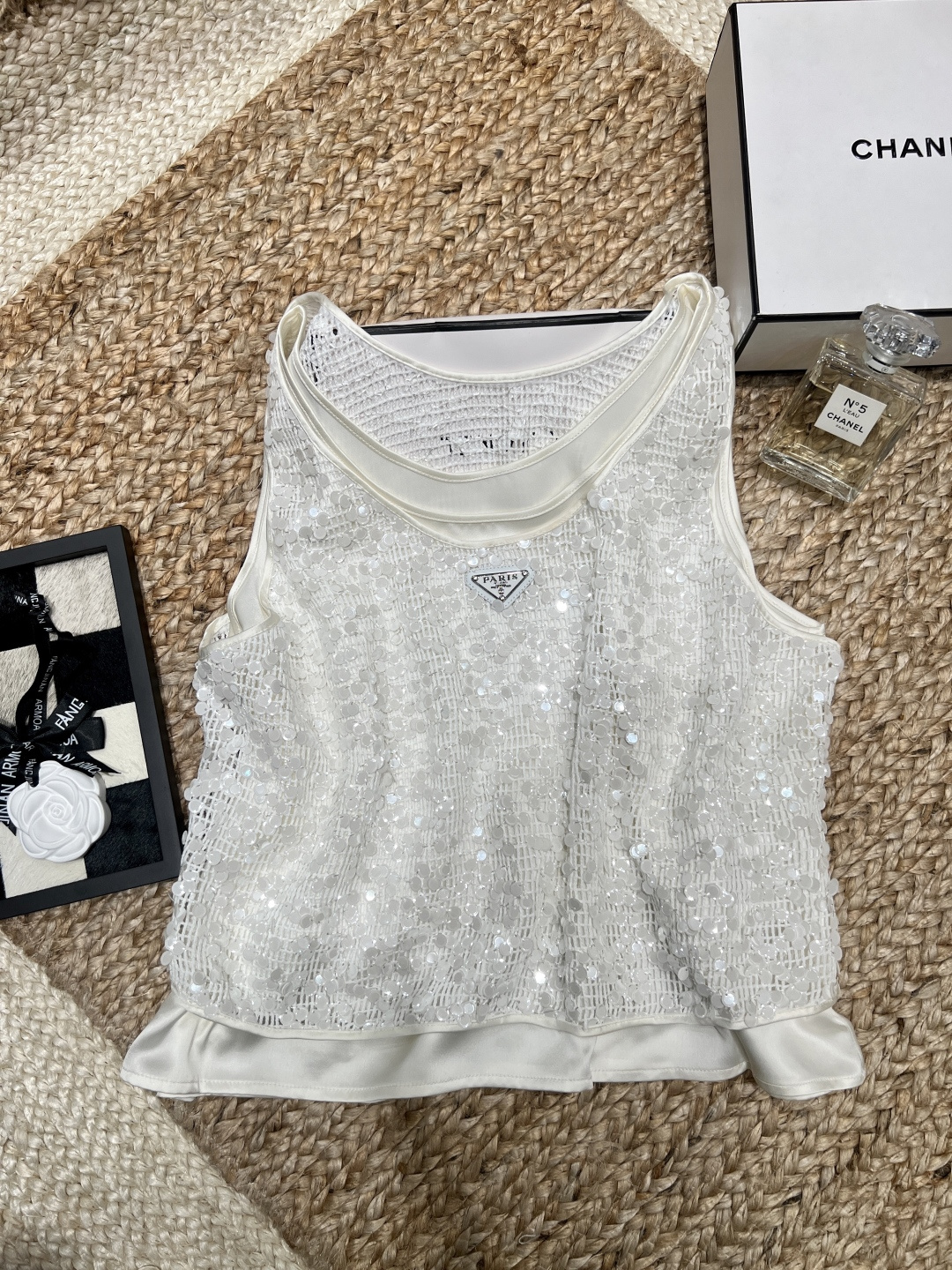 NO:752476,——Prad*——The screen is full of big sequins and blingbling, and the mesh perspective comes with its own subtlety. Who can resist the looming curves?  The short version perfectly raises the waistline, and you can get long legs in seconds. Pair it with a high-waisted skirt or straight pants to capture the pure lusty atmosphere and make the movie more exciting!  ML fixed price,,prada,skirts,19860909——Prad*——满屏的大亮片blingbling的,网纱透视感自带小心机,若隐若现的曲线谁能抵得住？ 短款版型完美拉高腰线,三七分大长腿秒get. 搭配高腰短裙或直筒裤,一整个拿捏住纯欲氛围感,出片率！ML一口价,,prada,skirts,,Women's clothing