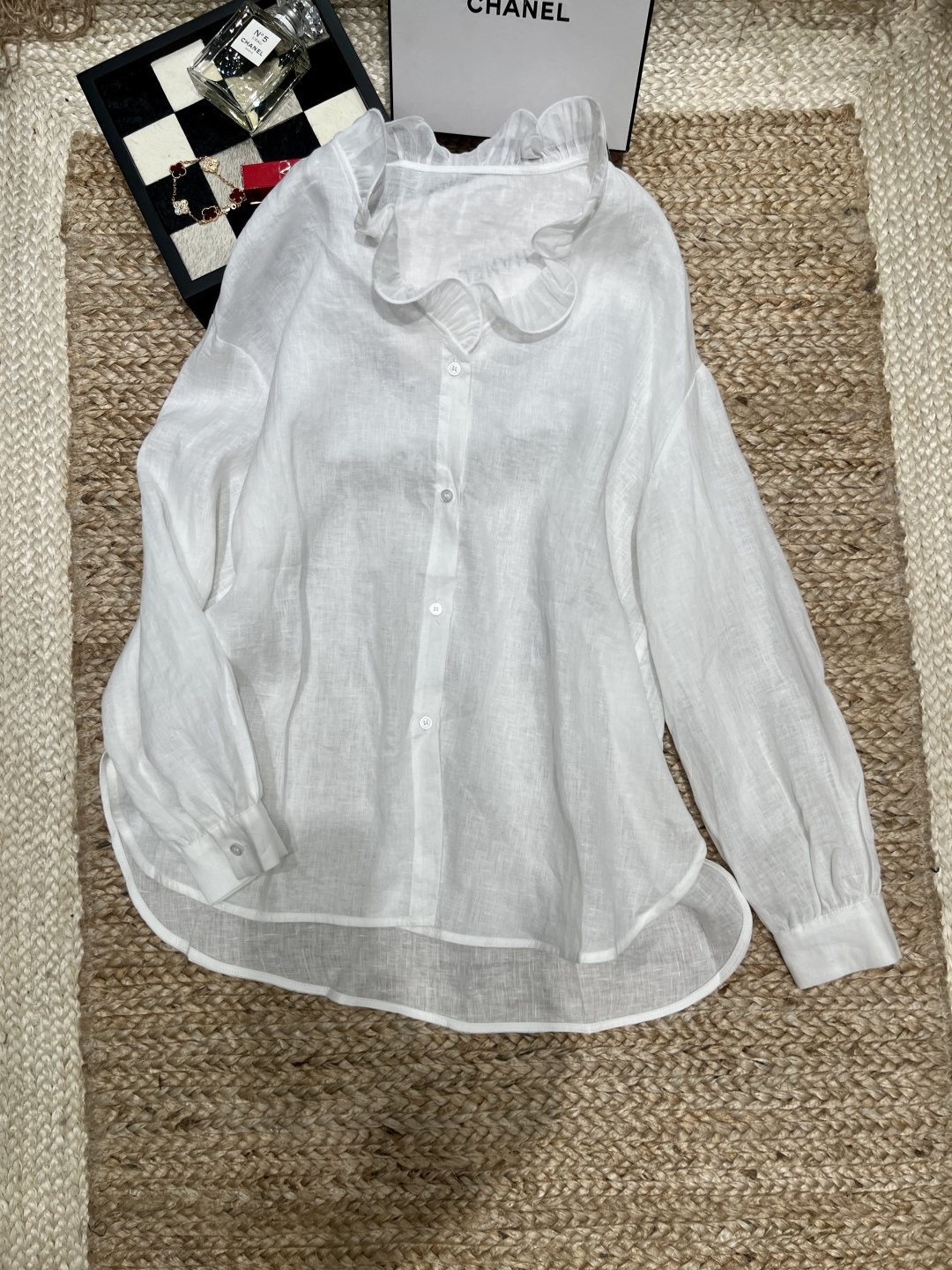 NO:759602,——ERMANNO *——2026 SS Natural linen texture with a slight sense of transparency, V-neck + mesh fungus details, sweet and cool balance just right. Loose shoulder sleeves + curved hem that is short in the front and long in the back, hiding the flesh and showing casualness, walking with a lazy atmosphere~SML,,19860909——ERMANNO *——2026年SS 天然亚麻肌理带着微微通透感,V领+网纱木耳边的细节,甜酷平衡得刚刚好 宽松落肩袖+前短后长的弧形下摆,藏肉又显随性,走路都带着慵懒氛围感～SML,,,Women's clothing