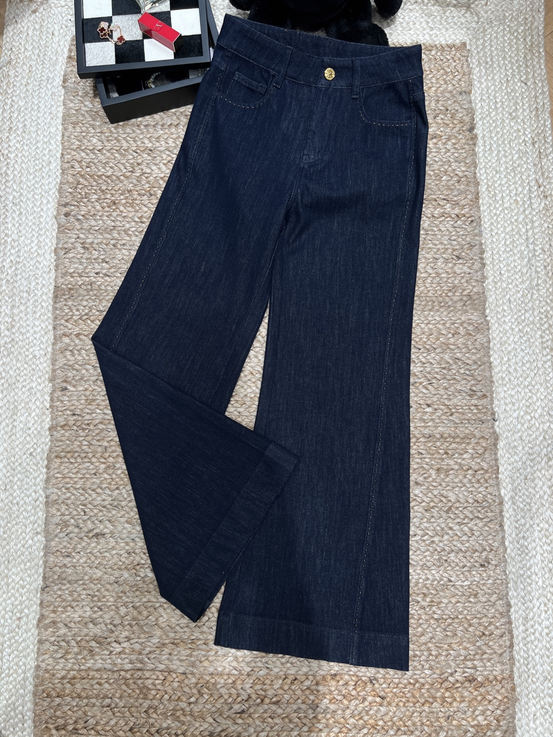 NO:753921,——Versace——2026 SS There is no need to pile up too much, one piece is enough to be stunning. After buying this Versace Denim, the texture of the hardware is top-notch romantic. The hanging trouser legs hide infinite laziness, and the mark of Medusa is silent and high-profile. The so-called fashionable daily life, but jeans are worthy of everything. SML XL XXL,,versace,versace,jeans,19860909——Versace——2026年SS 无需过多堆砌,一件就够惊艳. 入手了这条范思哲Denim,五金的质感是顶级的浪漫.垂坠的裤管藏着无限慵懒,Medusa的印记是无声的高调.所谓时髦精的日常,不过是牛仔裤配得上一切.SML XL XXL,,versace,versace,jeans,,Women's clothing