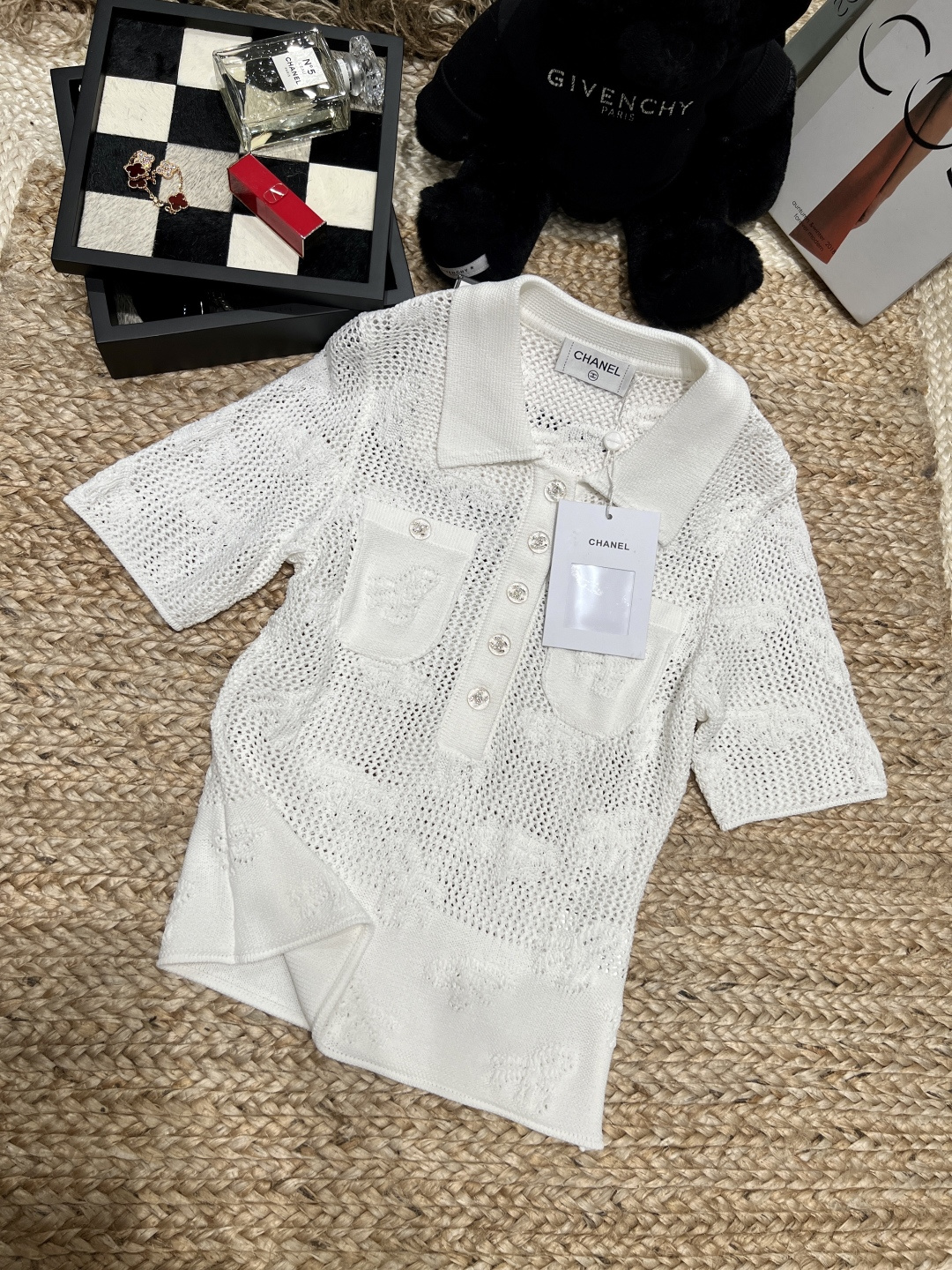 NO:759620,——Chane*——2026 SS Soft and waxy milky white knitted fabric with delicate hollow texture. Classic lapel + double pocket design, metal buttons embellished with exquisite feel. Breathable and drapey, it will not be boring in summer. Paired with jeans, it is a casual French style. Paired with a skirt, it is gentle. Whether it is commuting or dating, you can easily achieve the high-end sense SML, chanel, skirts, jeans,19860909——Chane*——2026年SS 软糯的奶白色针织,带着细腻的镂空肌理 经典翻领+双口袋设计,金属纽扣点缀精致感 透气又有垂坠感,夏天穿也不会闷 搭配牛仔裤是随性法式,配半裙就是温柔千金 不管是通勤还是约会,都能轻松拿捏高级感SML,,chanel,skirts,jeans,,Women's clothing