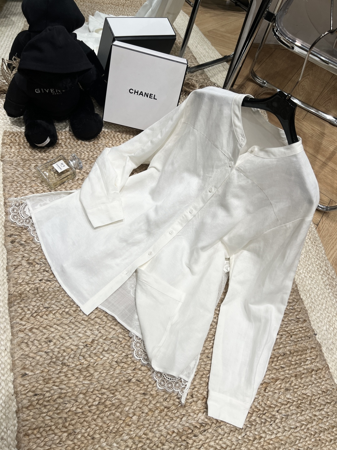 NO:759596,——ERMANNO *——2026 SS cotton and linen blended fabric, breathable and skin-friendly; stand-up collar + single-breasted, classic and durable; lace stitching on the back, looming transparency, gentle and advanced. The loose version is not picky about the figure, hides the flesh and makes you slim, and can be easily controlled by small people. The quality details reveal high-end gentleness and strength. It is the white shirt that is always missing in the wardrobe. SML,, shirts,19860909——ERMANNO *——2026年SS 棉麻混纺面料,透气亲肤；立领+单排扣,经典耐看；后背拼接蕾丝,若隐若现的通透感,温柔又高级偏宽松版型不挑身材,藏肉显瘦,小个子也能轻松驾驭品质细节透露出高级温柔又有力量,是衣柜里永远缺的那一件白衬衫SML,,shirts,,Women's clothing