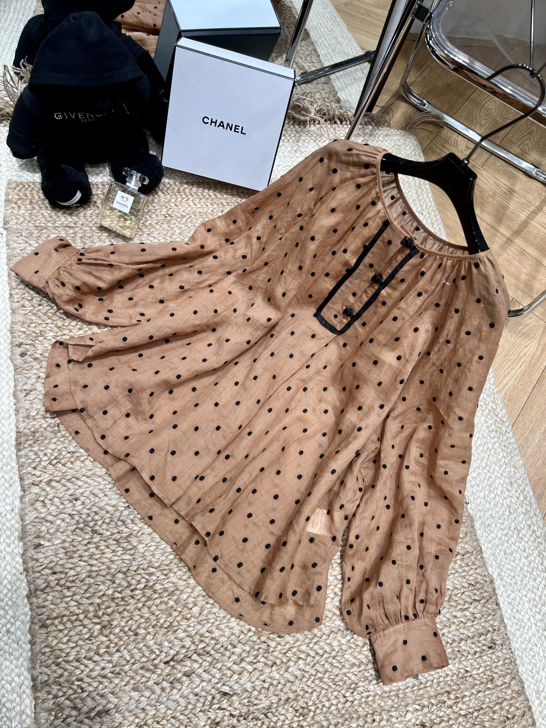 NO:759618,——ICICLE——2026 SS Caramel base color + classic black polka dots, built-in retro filter, ramie textured fabric, light, breathable and lazy. The black buckle and hemming on the neckline are the finishing touch of Chinese details, gentle and elegant, blending oriental charm into French romance. The lantern sleeve design hides the fat, and the loose version does not flatter the figure.  Pair it with black shorts for a smart commuting style, pair it with a skirt and it will instantly look like a gentle date. You can wear one outfit to create a high-end atmosphere. Whoever wears it will become an atmosphere blogger SML,,skirts,shorts,19860909——ICICLE——2026年SS 焦糖底色+经典黑波点,自带复古滤镜, 苎麻肌理感面料,轻薄透气又带着慵懒随性. 领口的黑色盘扣与包边,是点睛的中式细节, 温柔又有风骨,把东方韵味揉进法式浪漫里. 灯笼袖设计藏住拜拜肉,宽松版型不挑身材, 配黑短裤是利落通勤风,搭半裙又秒变温柔约会感, 一衣多穿的氛围感天花板,谁穿谁是氛围感博主 SML,,skirts,shorts,,Women's clothing