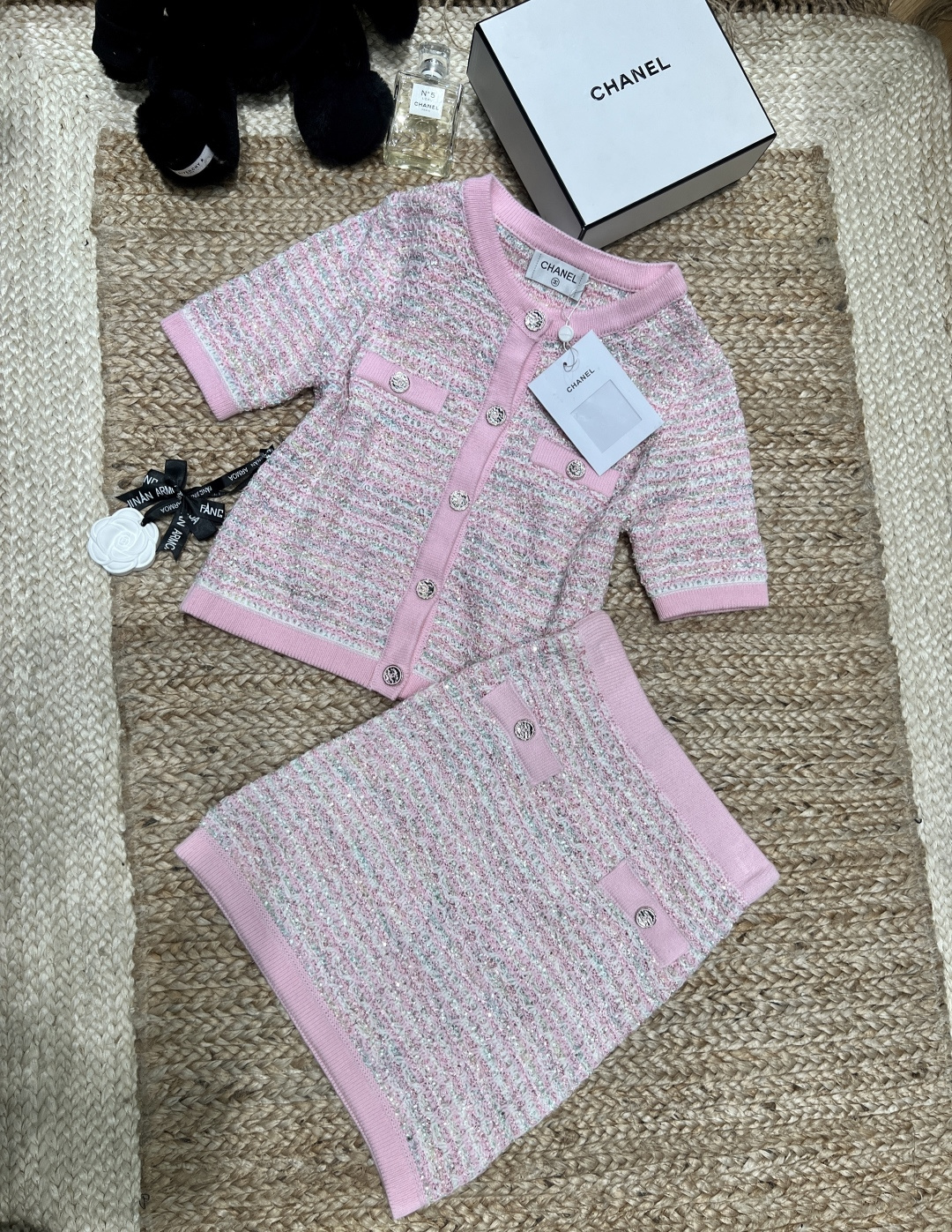 NO:759634,——Chane*——2026 SS The peach on earth!  This little pink fragrant suit is so beautiful that I really got caught up in this cherry blossom pink this year~ The mixed-color thick floral knitted yarn has its own fine shimmer. It’s not a tacky pink, but a gentle creamy pink that shows off great whiteness!  SML,,chanel,19860909——Chane*——2026年SS 人间水蜜桃！这套粉色小香风套装美到犯规 今年真的被这种樱花粉狠狠拿捏了～ 混色粗花针织纱线自带细闪光泽,不是那种俗气的艳粉,是巨显白的温柔奶油粉！SML,,chanel,,Women's clothing