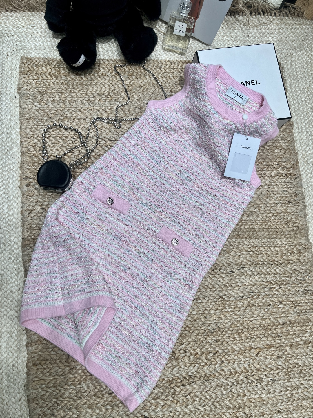 NO:759625,——Chane*——2026 SS Classic small fragrant style round neck + sleeveless design, neat and refreshing, not boring in summer; the metal buckle fake pocket is the finishing touch of exquisite details, instantly enhancing the atmosphere of a wealthy daughter~ The version is straight H-shaped, hiding the flesh and making you look slimmer, wearing it for small people will make you look taller, and can also be worn by fat sisters to cover their belly. Wearing it alone is a gentle lady, wearing a small cardigan outside is a commuter style SML,,chanel,19860909——Chane*——2026年SS 经典小香风圆领+无袖设计,利落又清爽,夏天穿也不会闷；金属扣假口袋是点睛的精致细节,瞬间提升了富家千金的氛围感～版型是直筒H型,藏肉又显瘦,小个子穿显高,微胖姐妹穿也能遮住小肚腩, 单穿是温柔大小姐,外搭小开衫就是通勤风SML,,chanel,,Women's clothing