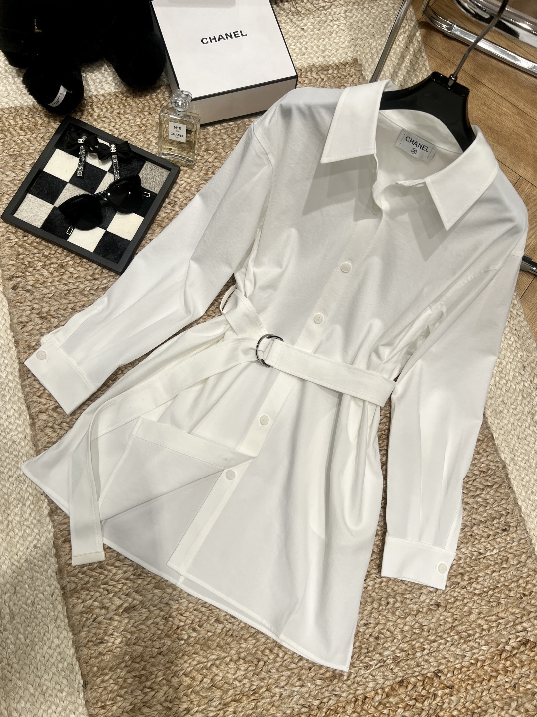 NO:759569,——Chane*——2026 SS Crisp cotton-like fabric, draped and stylish, not easy to wrinkle ~ Classic lapels + single-breasted buttons, with a belt to tighten the waist, making you look taller and slimmer, minimalist and capable, suitable for the workplace/daily life, you can wear it in many ways, commuting, dating, and visiting stores, and can easily hold it in various occasions. One piece is neat and gentle, and it is a must-have item for the spring and summer wardrobe SML,,chanel,19860909——Chane*——2026年SS 挺括棉感面料,垂坠有型,不易皱~经典翻领+单排扣,自带腰带收腰,显高显瘦极简干练,适配职场/日常,一衣多穿通勤、约会、探店,轻松hold住各种场合,一件穿出利落与温柔,是春夏衣柜的刚需单品SML,,chanel,,Women's clothing