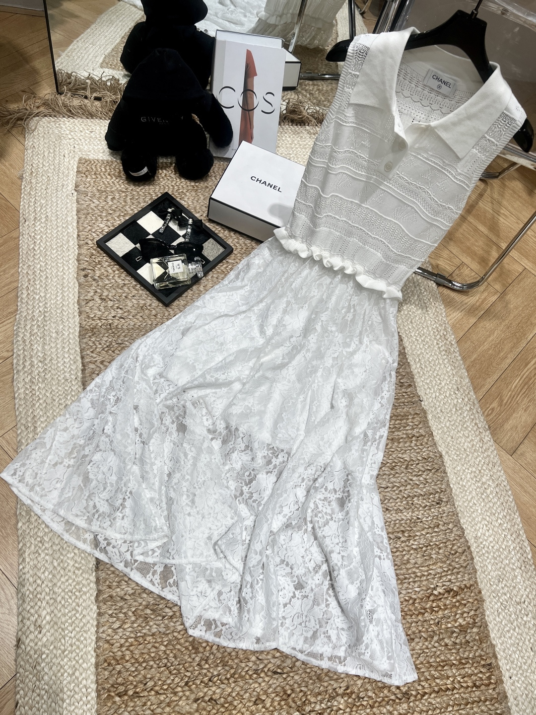 NO:759608,——Chane*——2026SS  The upper part of the body is made of polo collar + hollow knitting, which is full of texture, gentle and has a neat academic feel; the lower part of the body is made of heavy lace large skirt, with layers of transparency, which makes you look windy when you walk.  It can make you look like you have long legs~ Wear it alone and you will look like a gentle young lady. Pair it with a small suit/cardigan and it will instantly become a commuting style. It is very suitable as a bridesmaid dress for dates, afternoon teas, and weddings. It is the white moonlight shirt that you can never go wrong in your wardrobe. SML, chanel, skirts, business  suit,19860909——Chane*——2026年SS 上半身是polo领+镂空针织,肌理感满满,温柔又带点利落的学院感；下半身是重工蕾丝大裙摆,层层叠叠的通透感,走路都带风腰部的木耳边收腰设计,刚好卡在最细的位置,显腰细又藏住小肚腩,小个子也能穿出大长腿既视感～单穿就是温柔大小姐,外搭小西装/开衫秒变通勤风,约会、下午茶、婚礼当伴娘裙都超合适,是衣柜里永远不会出错的白月光战袍SML,,chanel,skirts,business suit,,Women's clothing