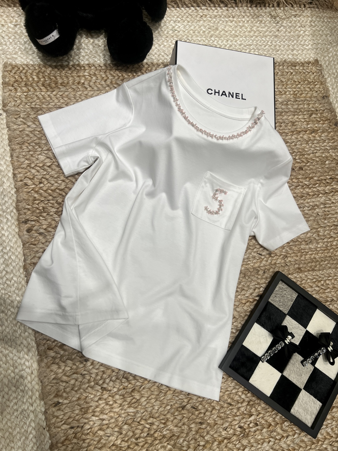 NO:759647,——Chane*——2025 SS Clean milky white cotton-like fabric. The number '5' on the collar and pockets is embellished with diamonds of the same color. They are nailed on one by one by hand. It is very time-consuming. It is low-key and elegant. The fitted version is not flattering on the figure, hides the flesh and looks slim. It is casual and casual when paired with jeans. It instantly becomes a gentle commuter look when paired with a skirt/suit.  One suit can be worn multiple times, suitable for SML, chanel, skirts, jeans, business suits, from early spring to midsummer.19860909——Chane*——2025年SS 干净的奶白色棉感面料,领口以及口袋上的数字「5」用同色系钻饰点缀,都是手工一颗一颗钉上去的,特别费时,低调又显贵合身版型不挑身材,藏肉又显瘦,配牛仔裤是随性休闲风,搭半裙/西装秒变温柔通勤感 一衣多穿,从早春穿到盛夏都合适SML,,chanel,skirts,jeans,business suit,,Women's clothing
