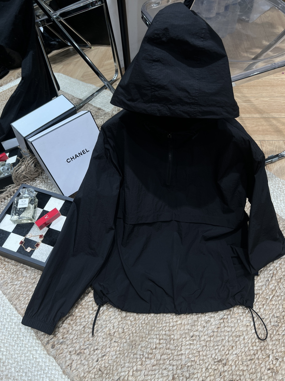 NO:759680,——Prada*——2026 SS Light and windproof fabric, can be worn for commuting in spring or outing on weekends. Half-open zipper + hem drawstring, ecstatic control over details, adjustable fit at will. It looks great with jeans/sweatpants, a lazy person can wear it to the ceiling. It has a sense of high-end, low-key and attitude, and it feels like walking when you put it on ~ SML XL,, prada, jeans,19860909——Prada*——2026年SS 轻薄防风面料,春天通勤/周末出街都能穿 半开拉链+下摆抽绳,细节控狂喜,随意调节版型 搭配牛仔裤/运动裤都很绝,懒人穿搭天花板 高级感拉满,低调又有态度,穿上就是行走的氛围感～SML XL,,prada,jeans,,Women's clothing