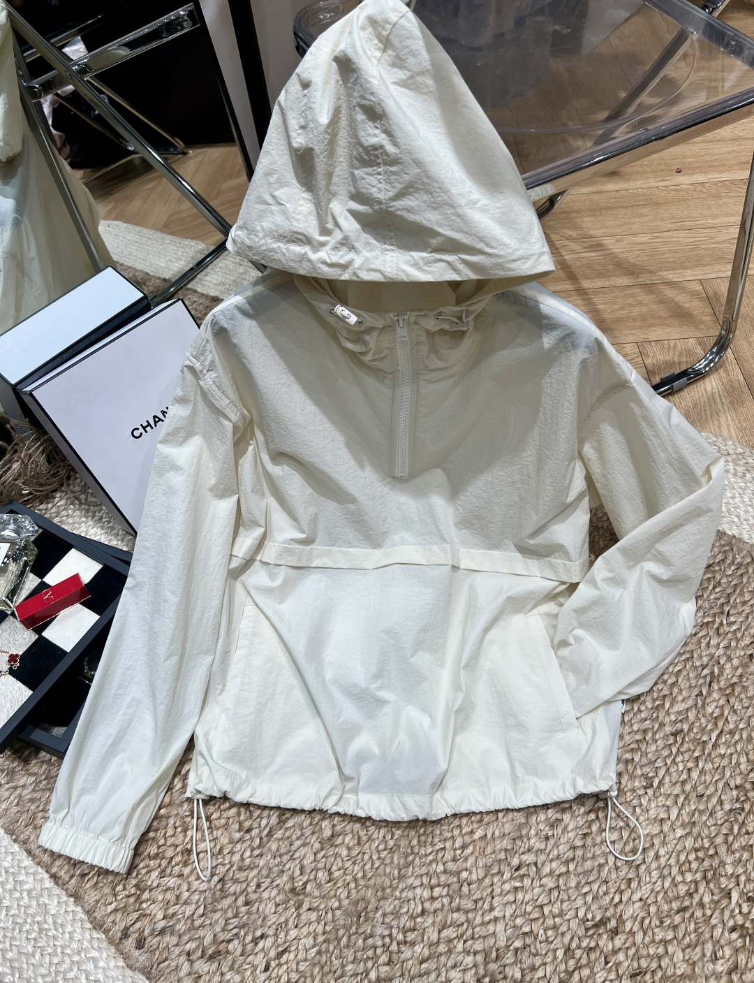 NO:759664,——Prada*——2026 SS Light and windproof fabric, can be worn for commuting in spring or outing on weekends. Half-open zipper + hem drawstring, ecstatic control over details, adjustable fit at will. It looks great with jeans/sweatpants, a lazy person can wear it to the ceiling. It has a sense of high-end, low-key and attitude, and it feels like walking when you put it on ~ SML XL,, prada, jeans,19860909——Prada*——2026年SS 轻薄防风面料,春天通勤/周末出街都能穿 半开拉链+下摆抽绳,细节控狂喜,随意调节版型 搭配牛仔裤/运动裤都很绝,懒人穿搭天花板 高级感拉满,低调又有态度,穿上就是行走的氛围感～SML XL,,prada,jeans,,Women's clothing