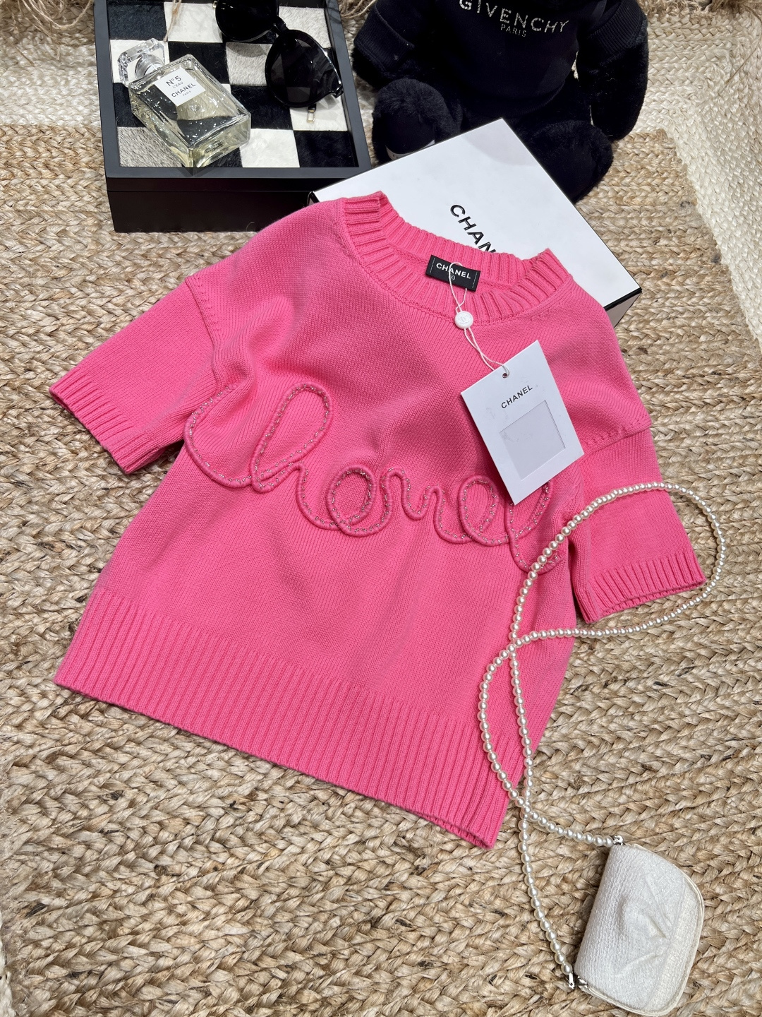 NO:759583,——Chane*——2026 SS This rose red knitted short-sleeved shirt really understands the hearts of girls!  Three-dimensional embroidery + white and rose red, gentle and flamboyant, you can go out and hit the streets with any outfit ~ SML, chanel, T-shirt,19860909——Chane*——2026年SS 这件玫红针织短袖真的太懂少女心了！立体刺绣+显白玫红,温柔又张扬,随便一套都能出门炸街～SML,,chanel,T-shirt,,Women's clothing