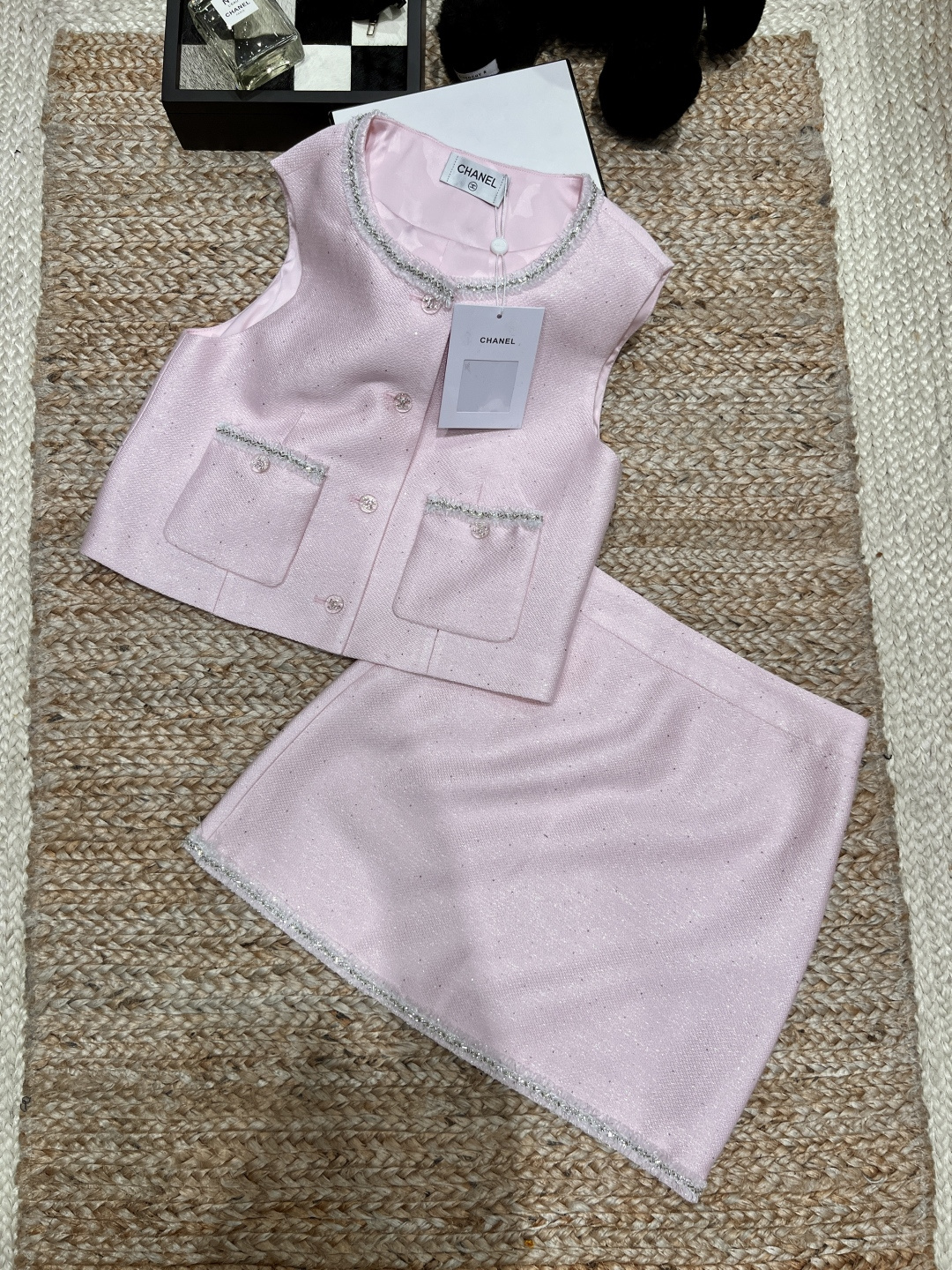 NO:762312,——Chane*——2026 SS Soft cherry blossom pink, with fine shimmering texture, super gentle sleeveless vest + A-line skirt in the sun, neat and proportional, even small people can easily control it~Silver wire trim + exquisite buttons, full of details, suitable for commuting/dating, SML, chanel, skirts,19860909——Chane*——2026年SS 软乎乎的樱花粉,自带细闪肌理,阳光下超温柔无袖马甲+A字短裙,利落又显比例,小个子也能轻松驾驭~银线镶边+精致纽扣,细节拉满,通勤/约会都适配SML,,chanel,skirts,,Women's clothing